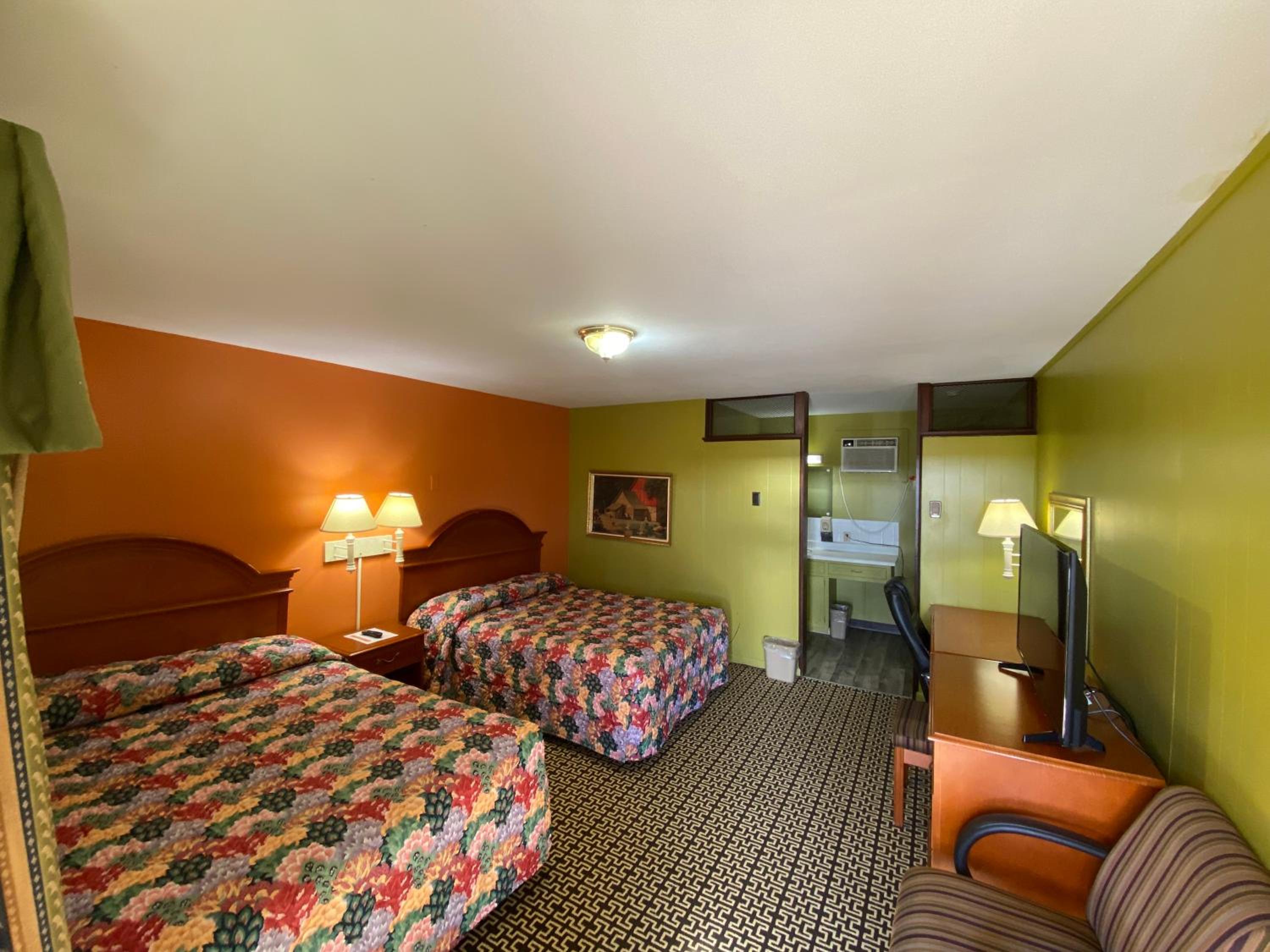Queen Room with Two Queen Beds photo 1
