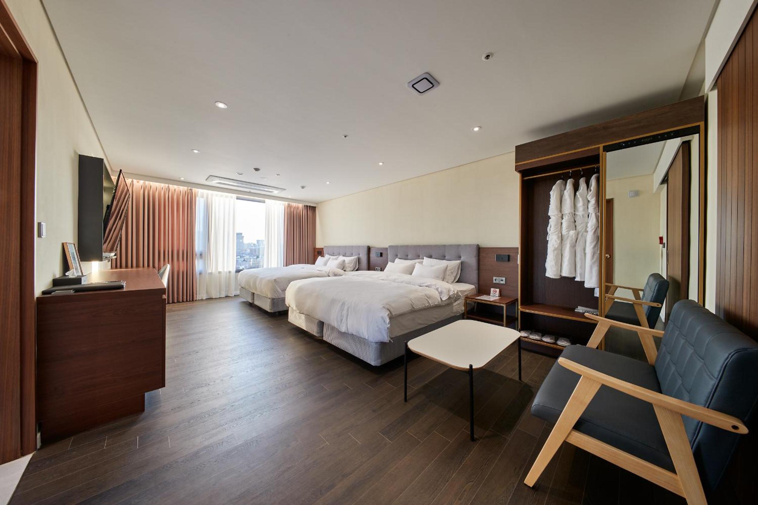 Suite - Photo 1
