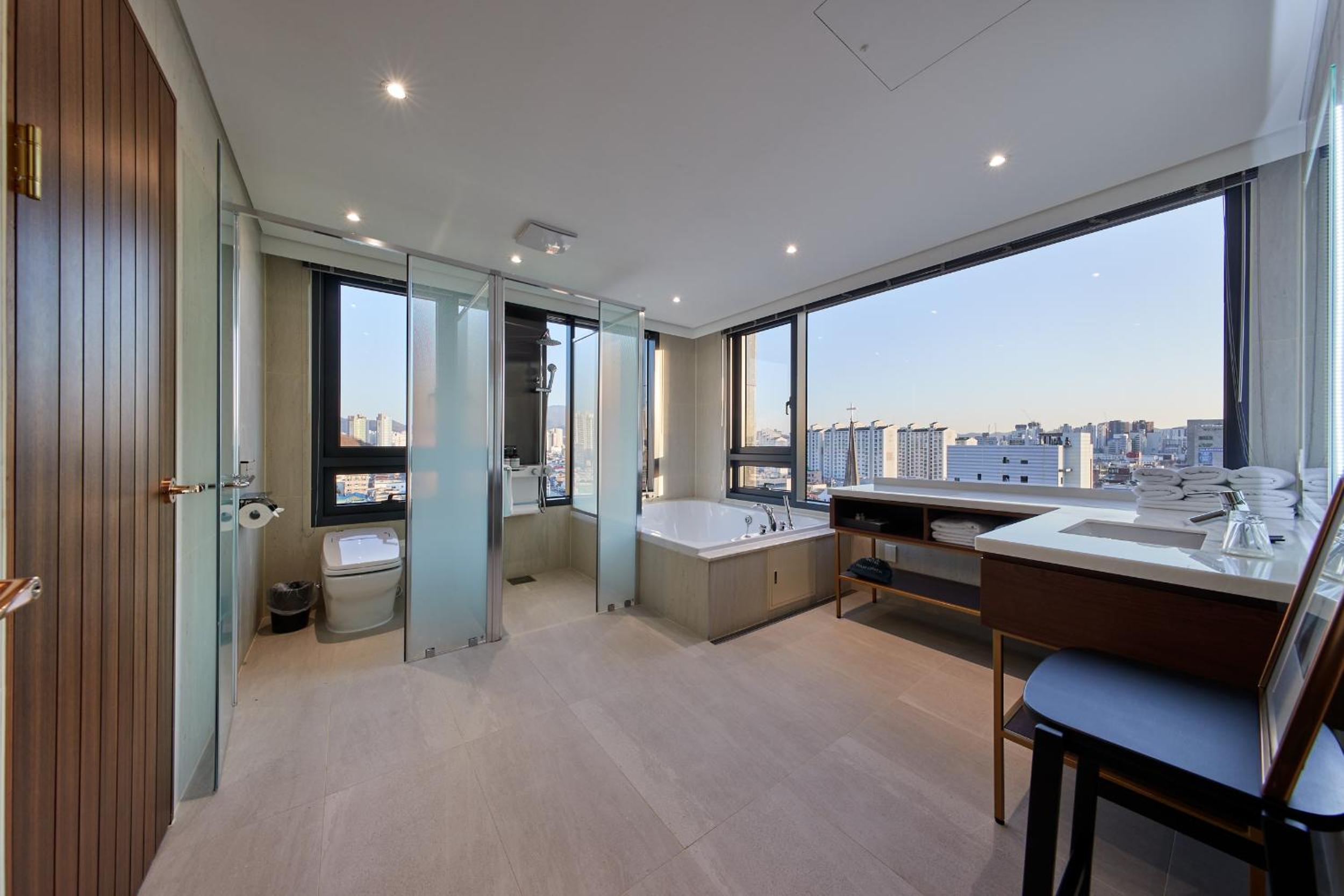 Suite - Photo 5