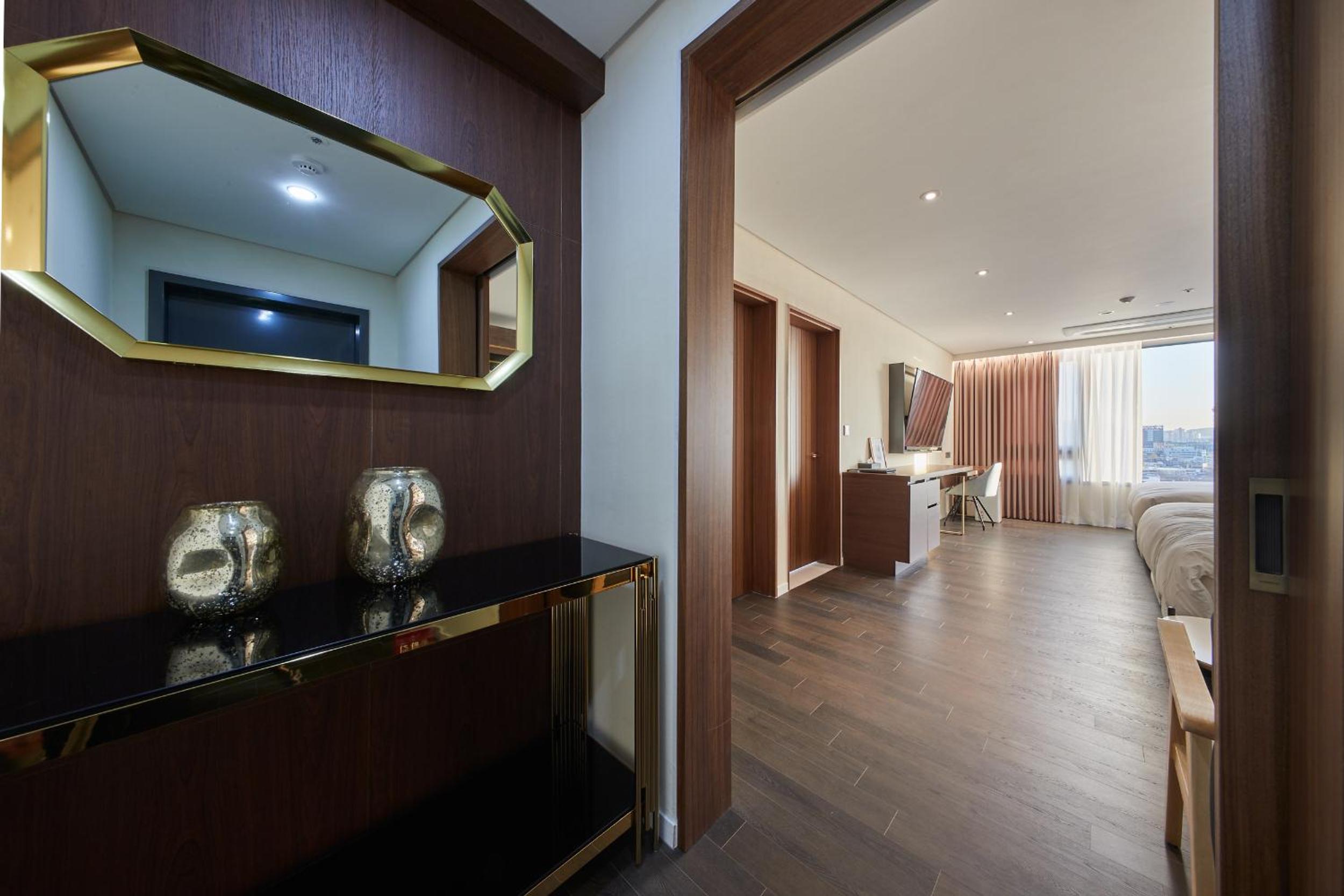 Suite - Photo 3