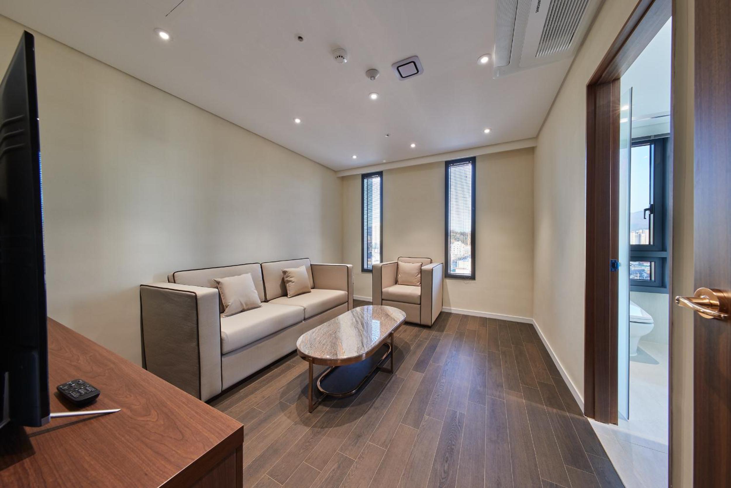 Suite - Photo 2