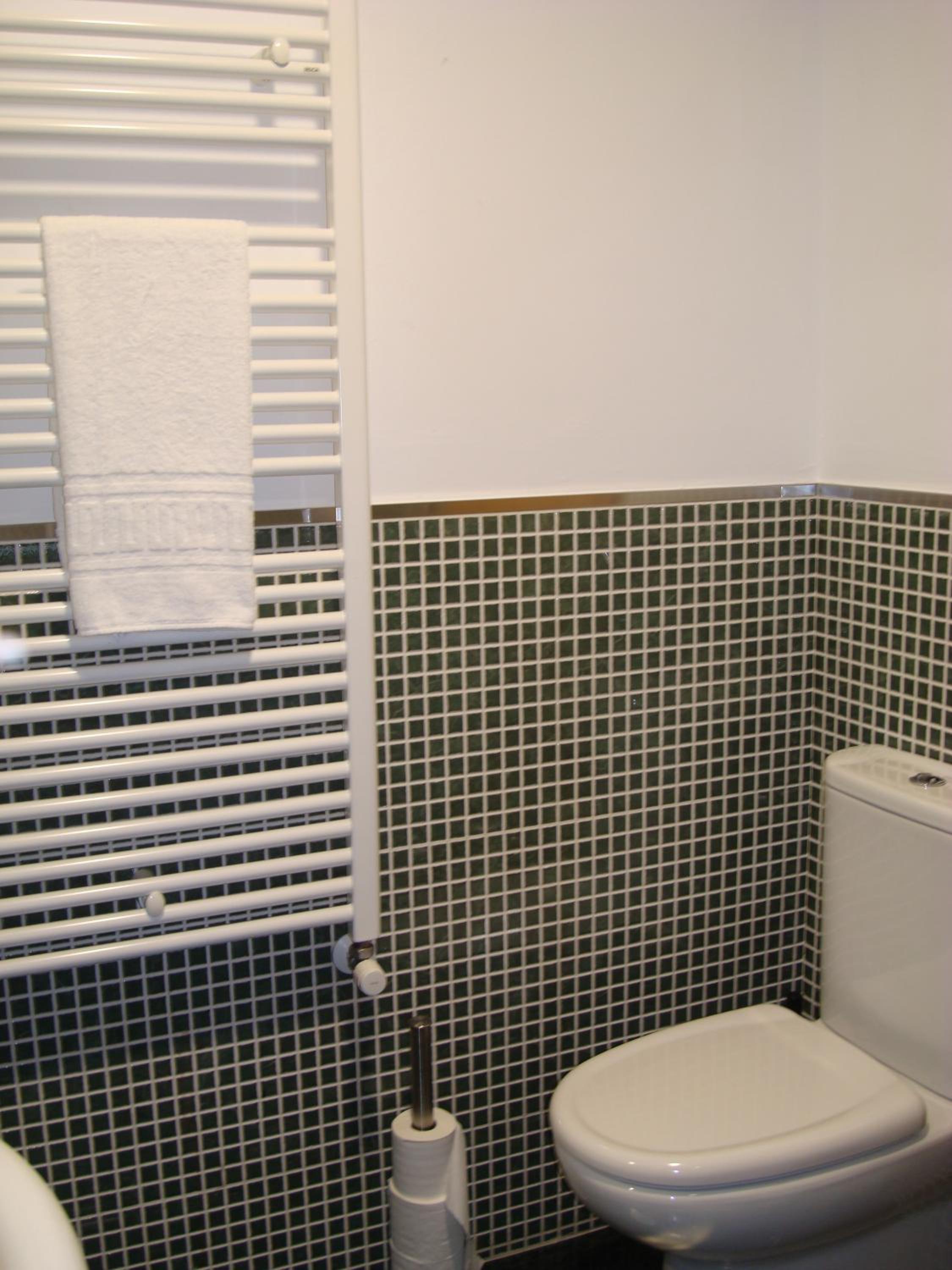 Standard Queen Room - Photo 8