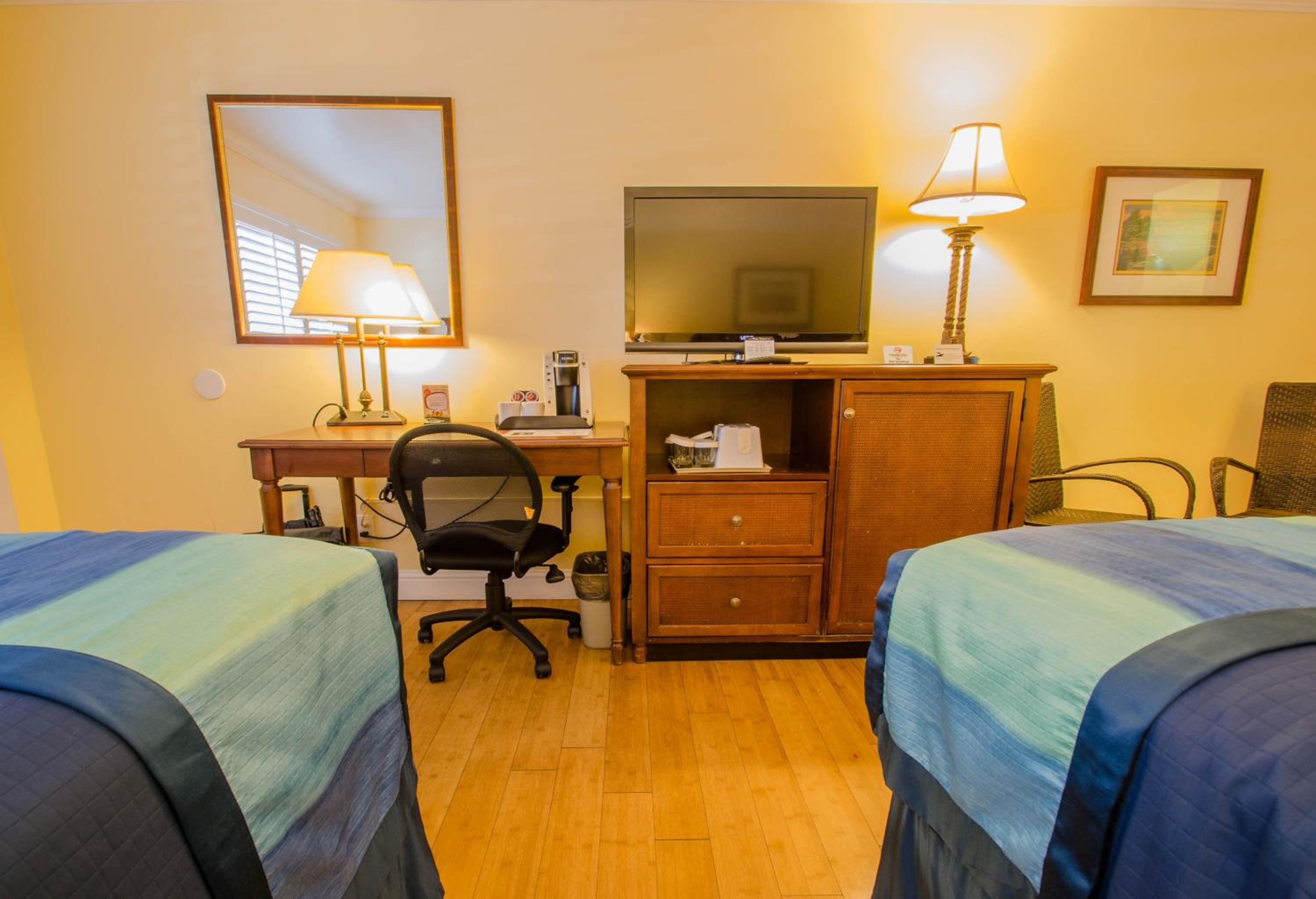 Queen Room with Two Queen Beds - Photo 4
