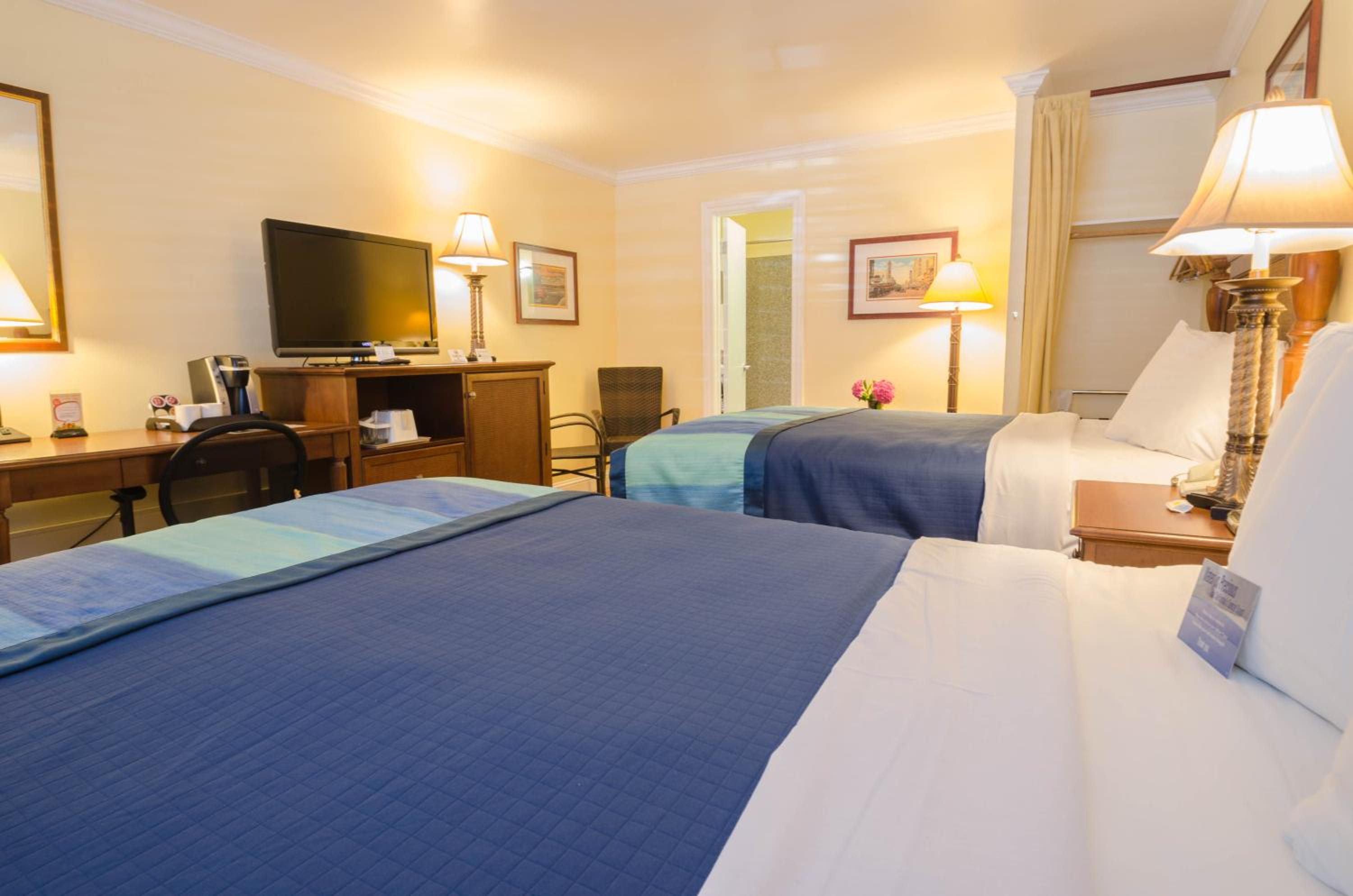 Queen Room with Two Queen Beds - Photo 3