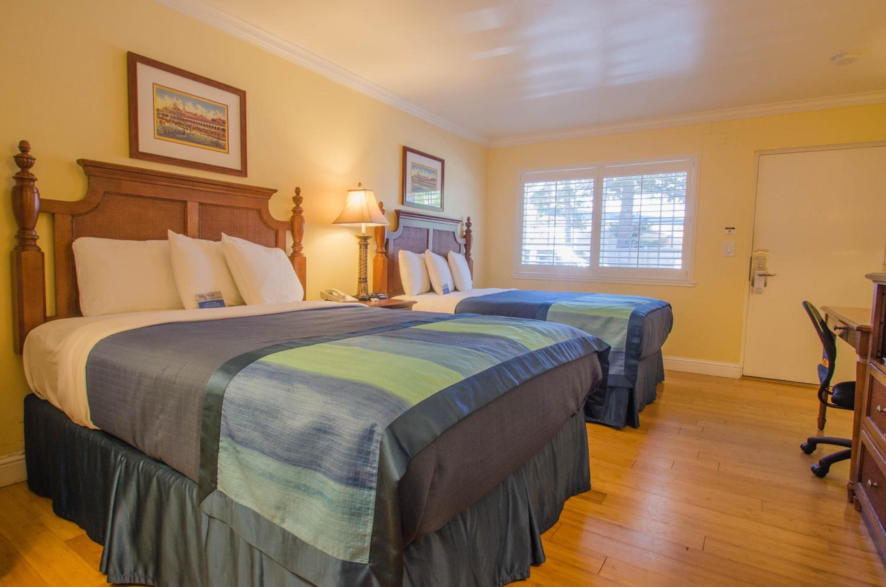 Queen Room with Two Queen Beds - Photo 2