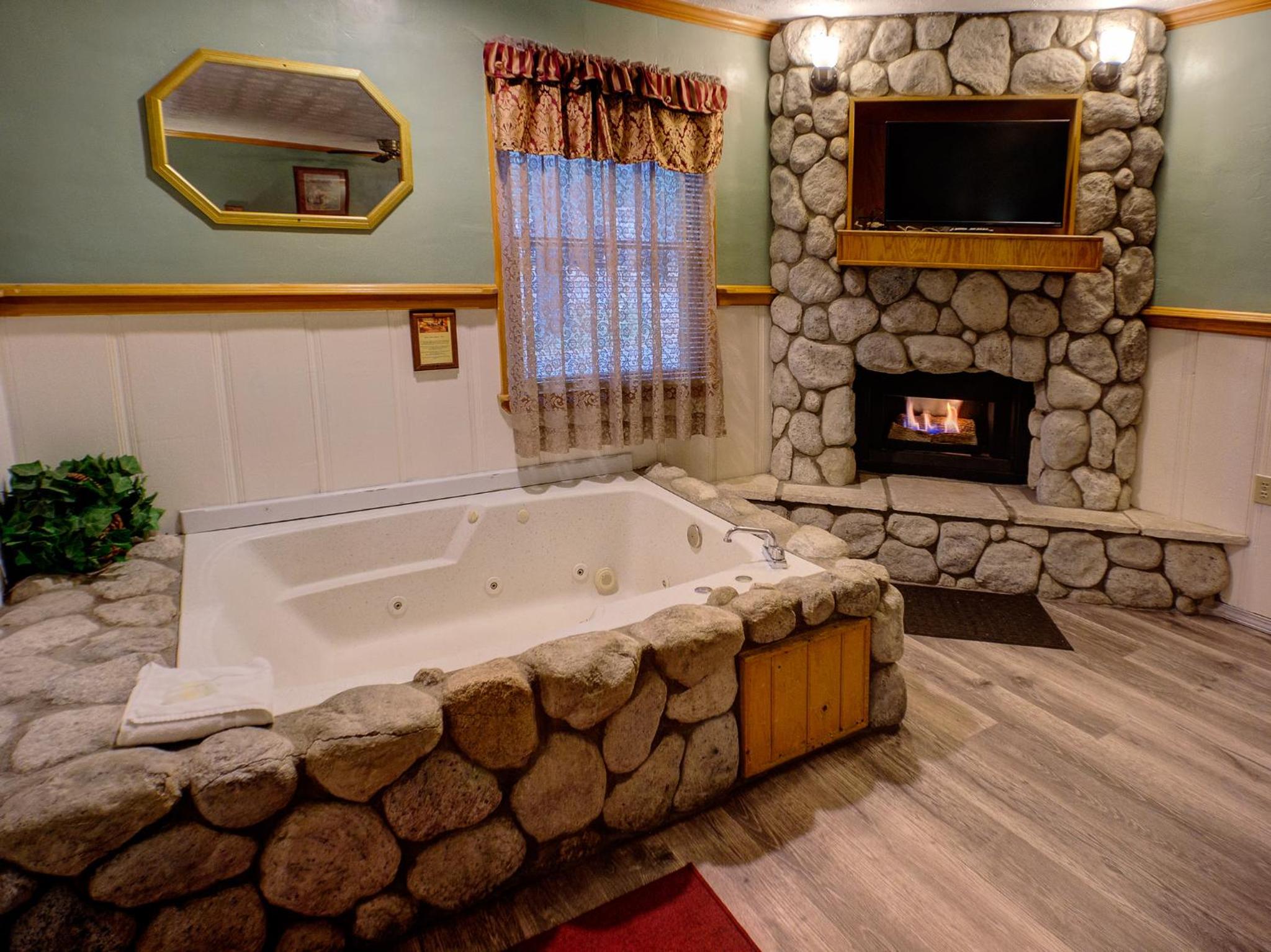 King Studio with Jacuzzi Bathtub - Photo 12
