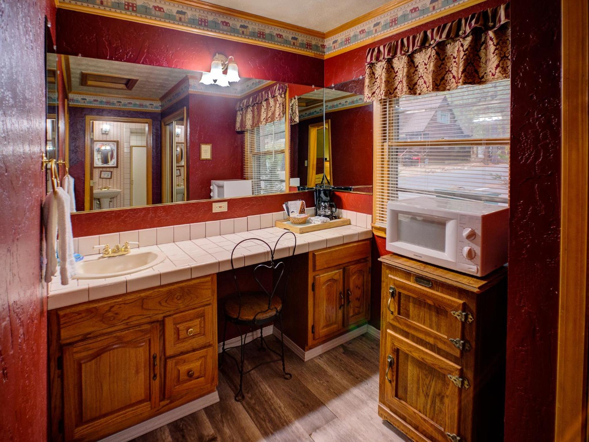 King Studio with Jacuzzi Bathtub - Photo 2