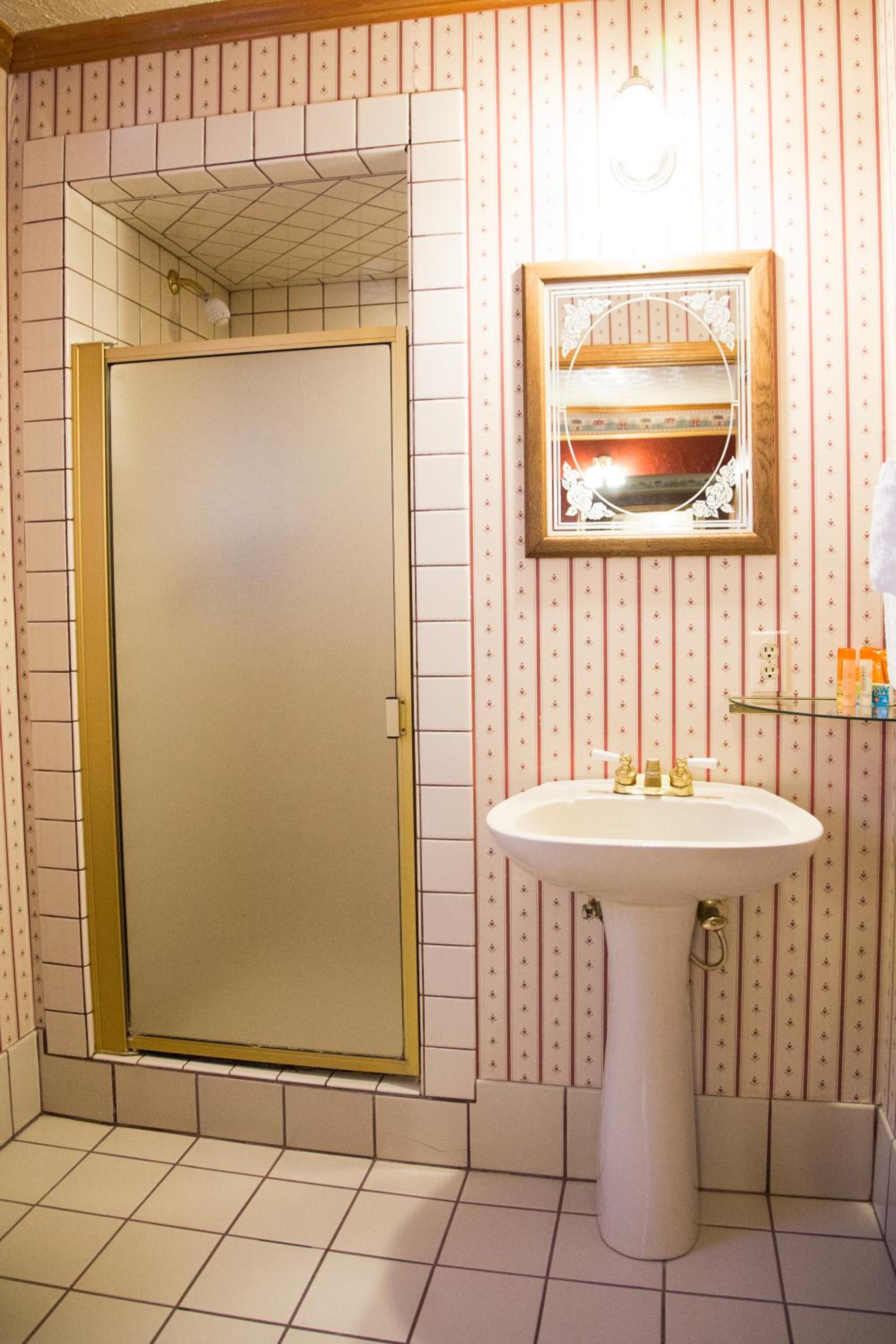 King Studio with Jacuzzi Bathtub - Photo 7
