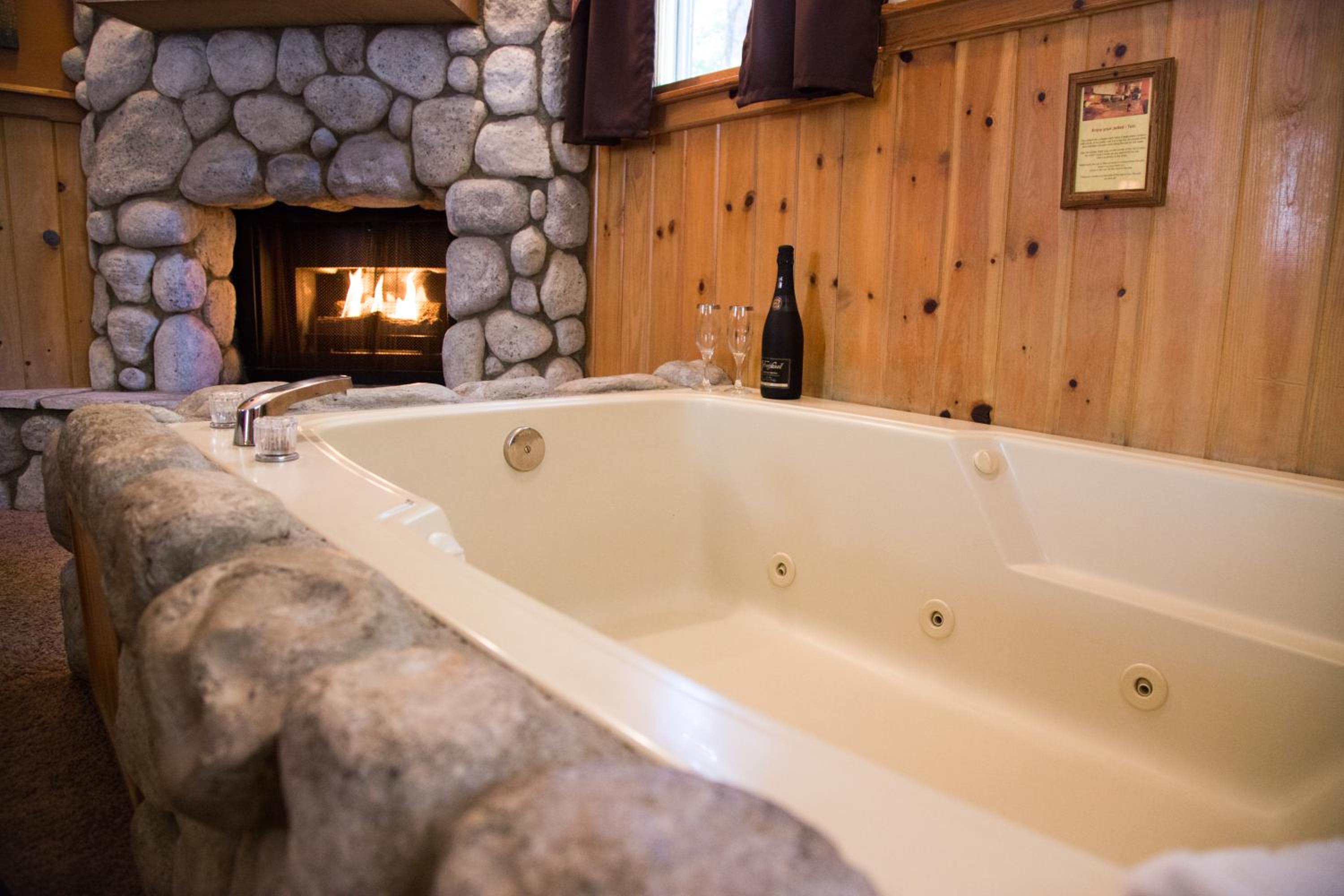 King Studio with Jacuzzi Bathtub - Photo 8