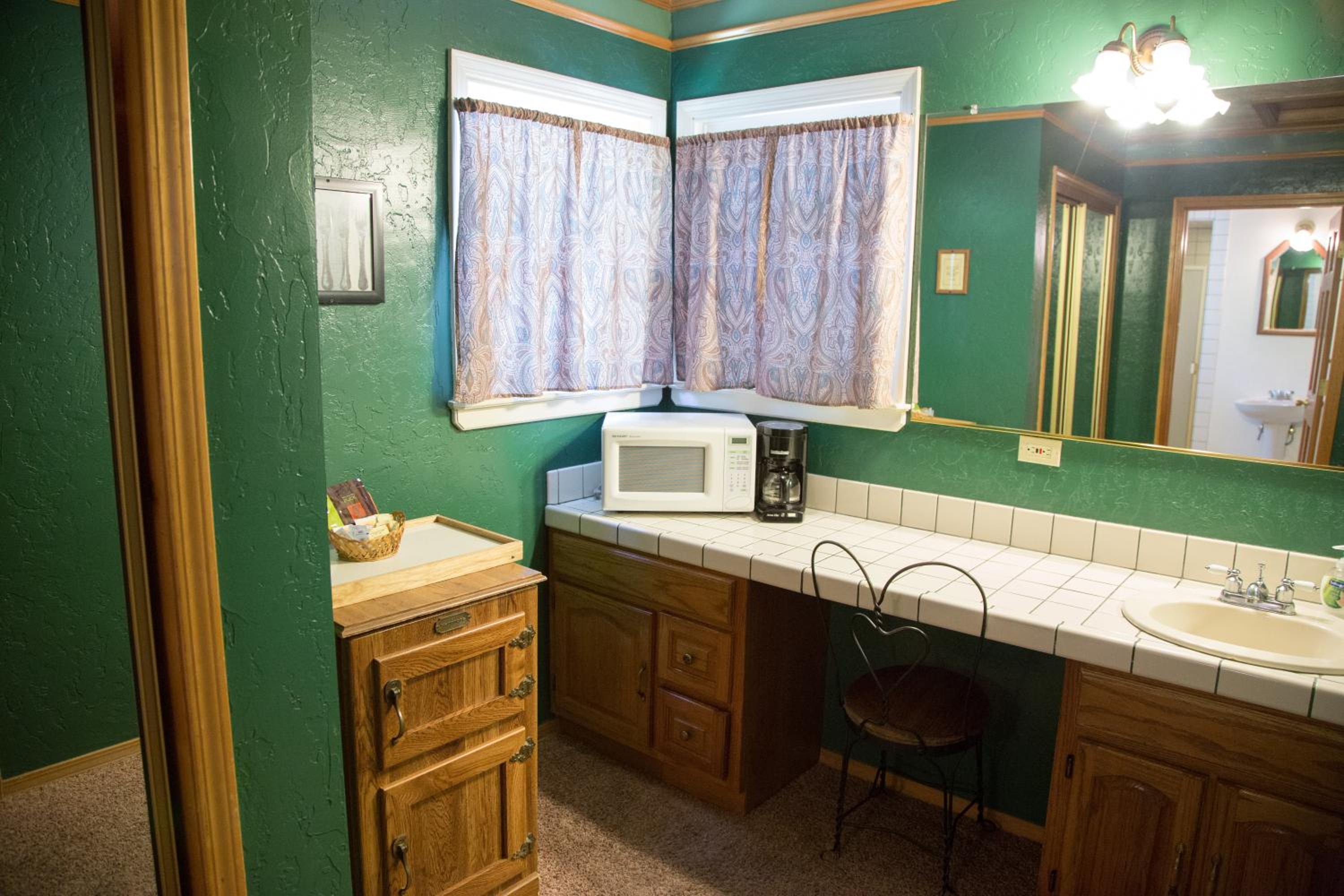 King Studio with Jacuzzi Bathtub - Photo 9