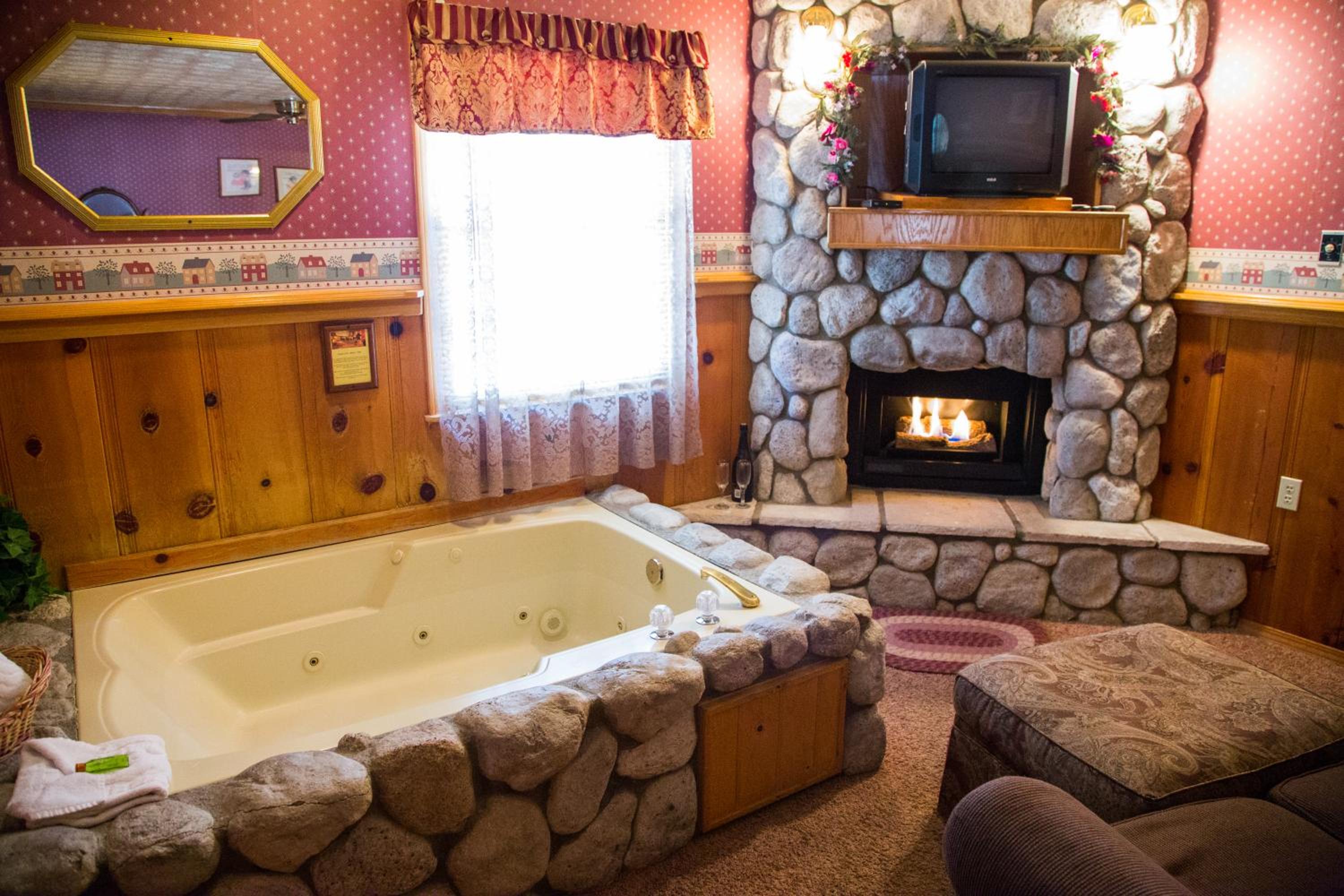 King Studio with Jacuzzi Bathtub - Photo 13