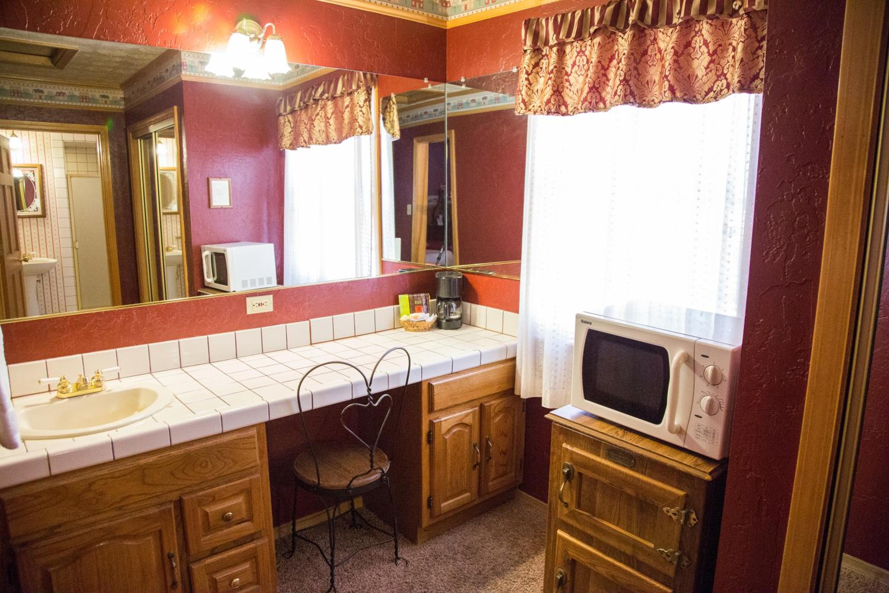 King Studio with Jacuzzi Bathtub - Photo 10