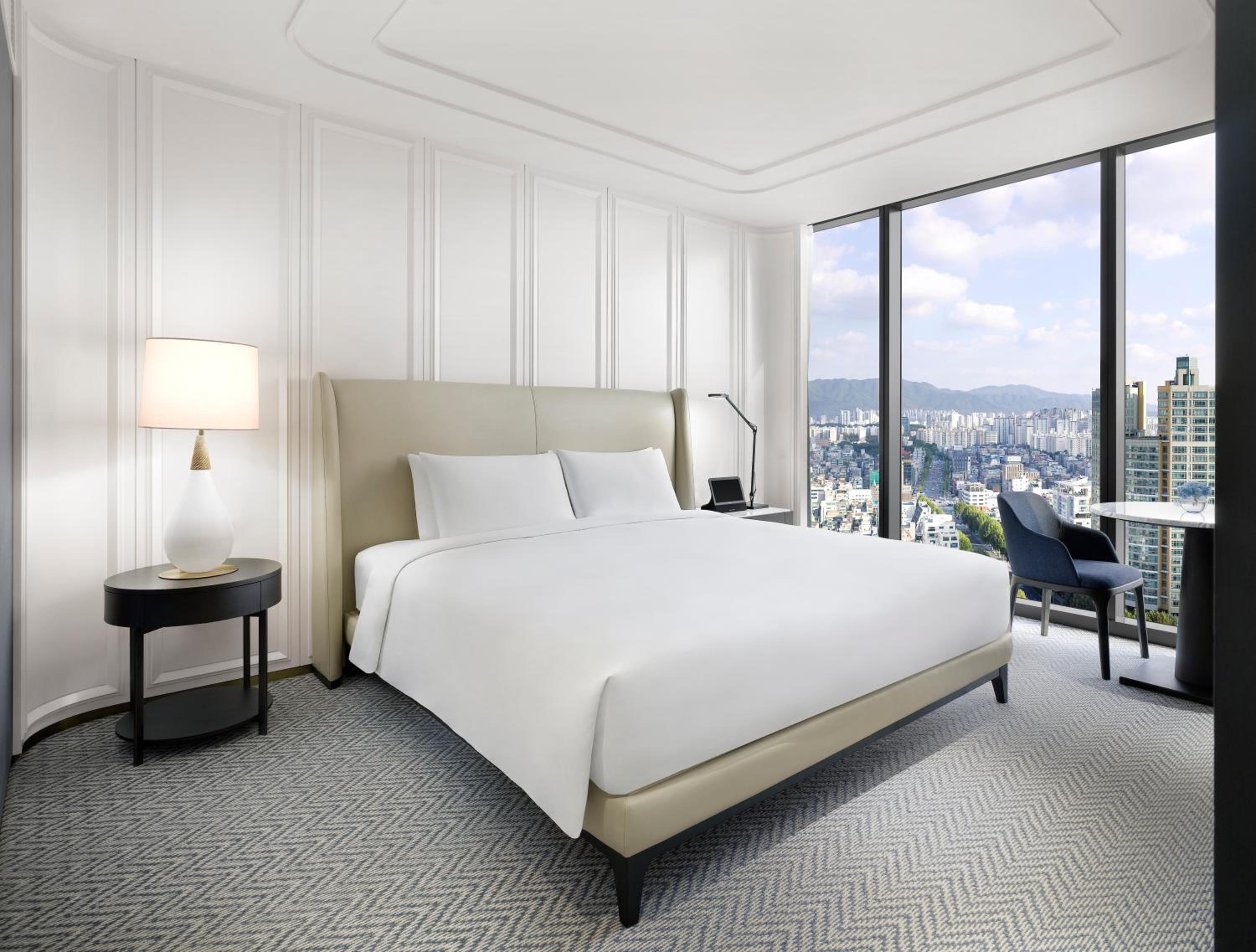 Prestige Family King Suite with Sofa Bed and Lake View - Photo 3