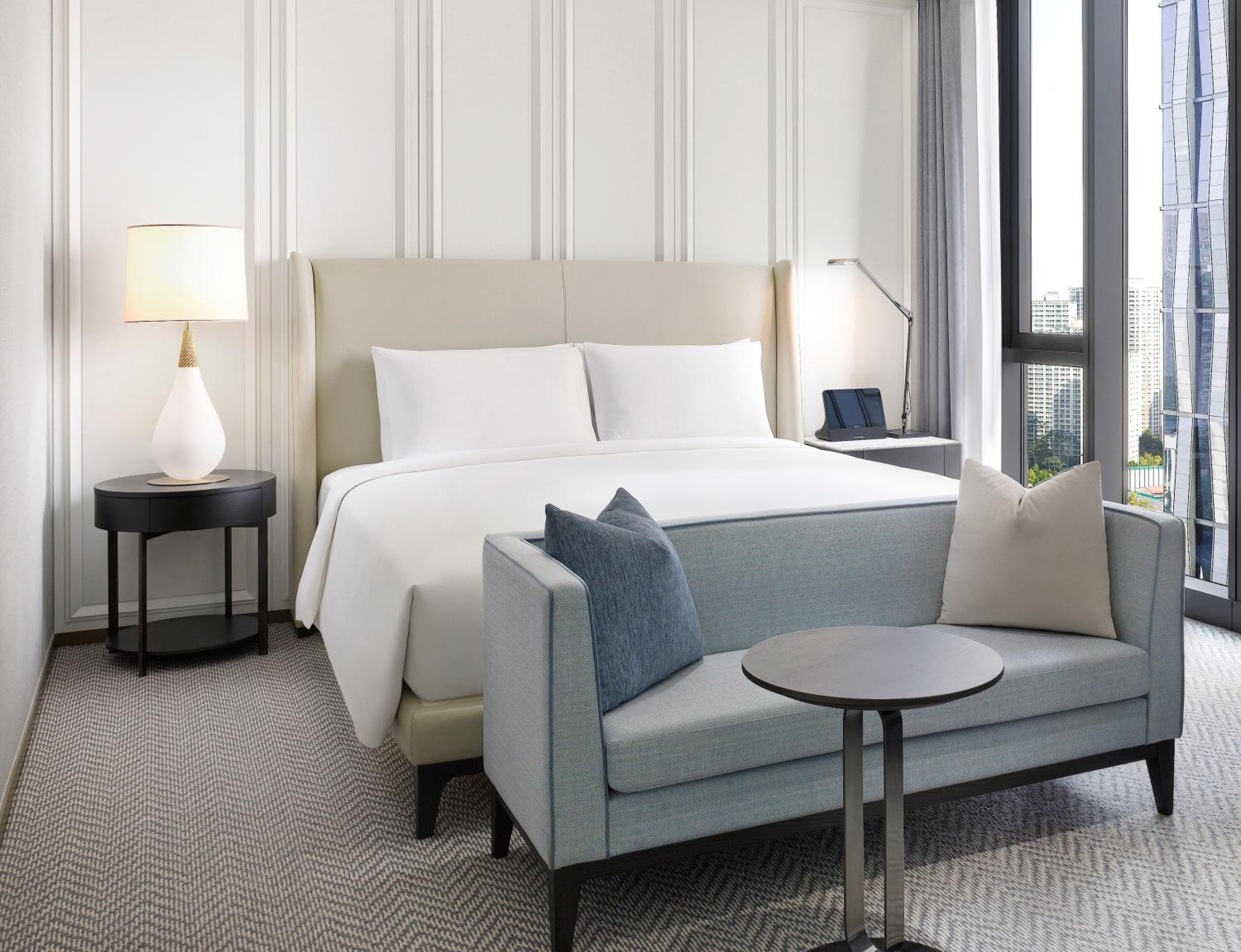 Luxury Room with 1 King Size Bed - Photo 2