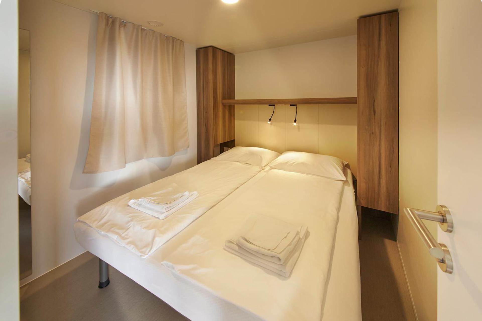 Three-Bedroom Mobile Home with Terrace - Photo 7