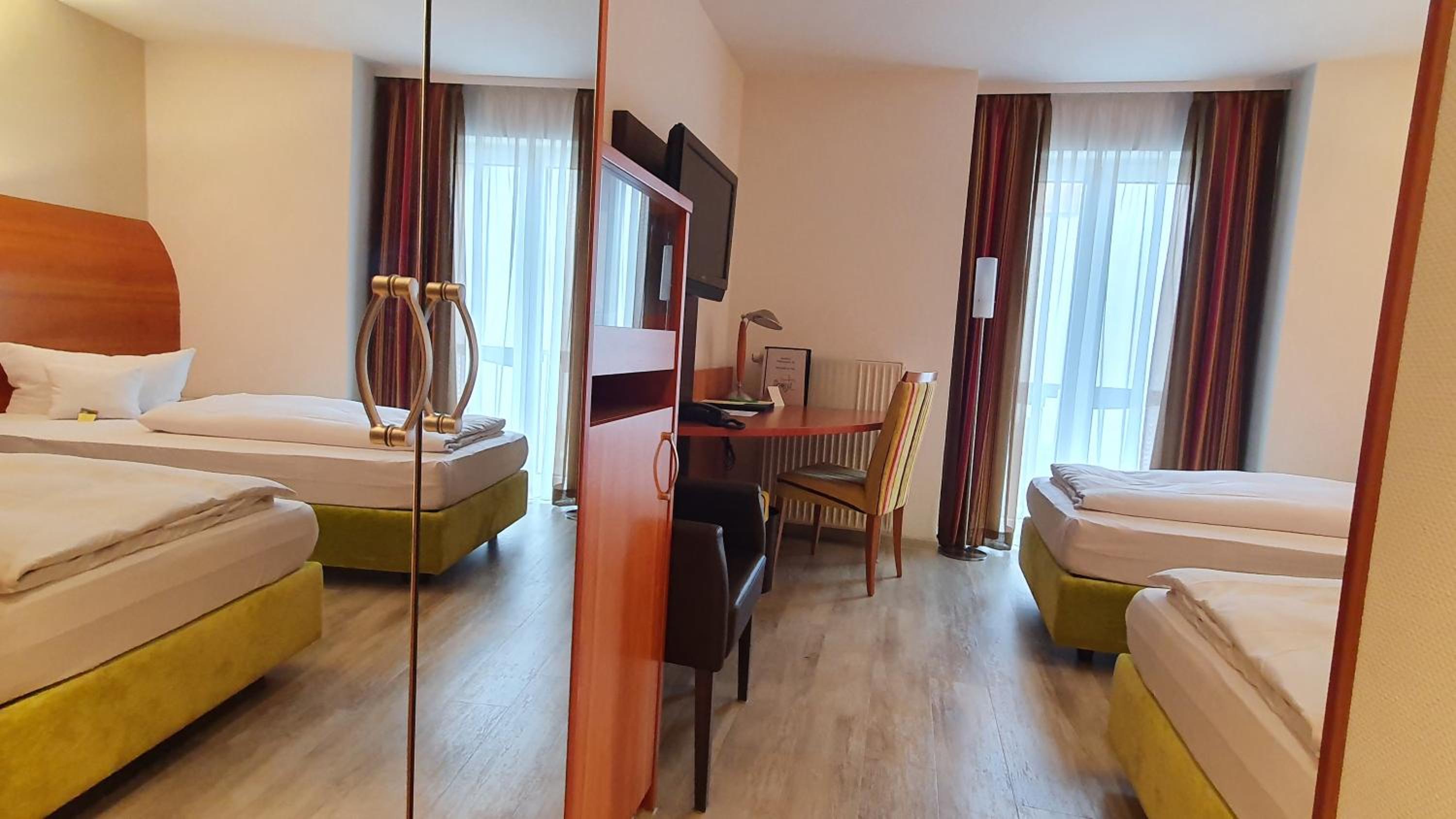Standard Twin Room - Photo 5