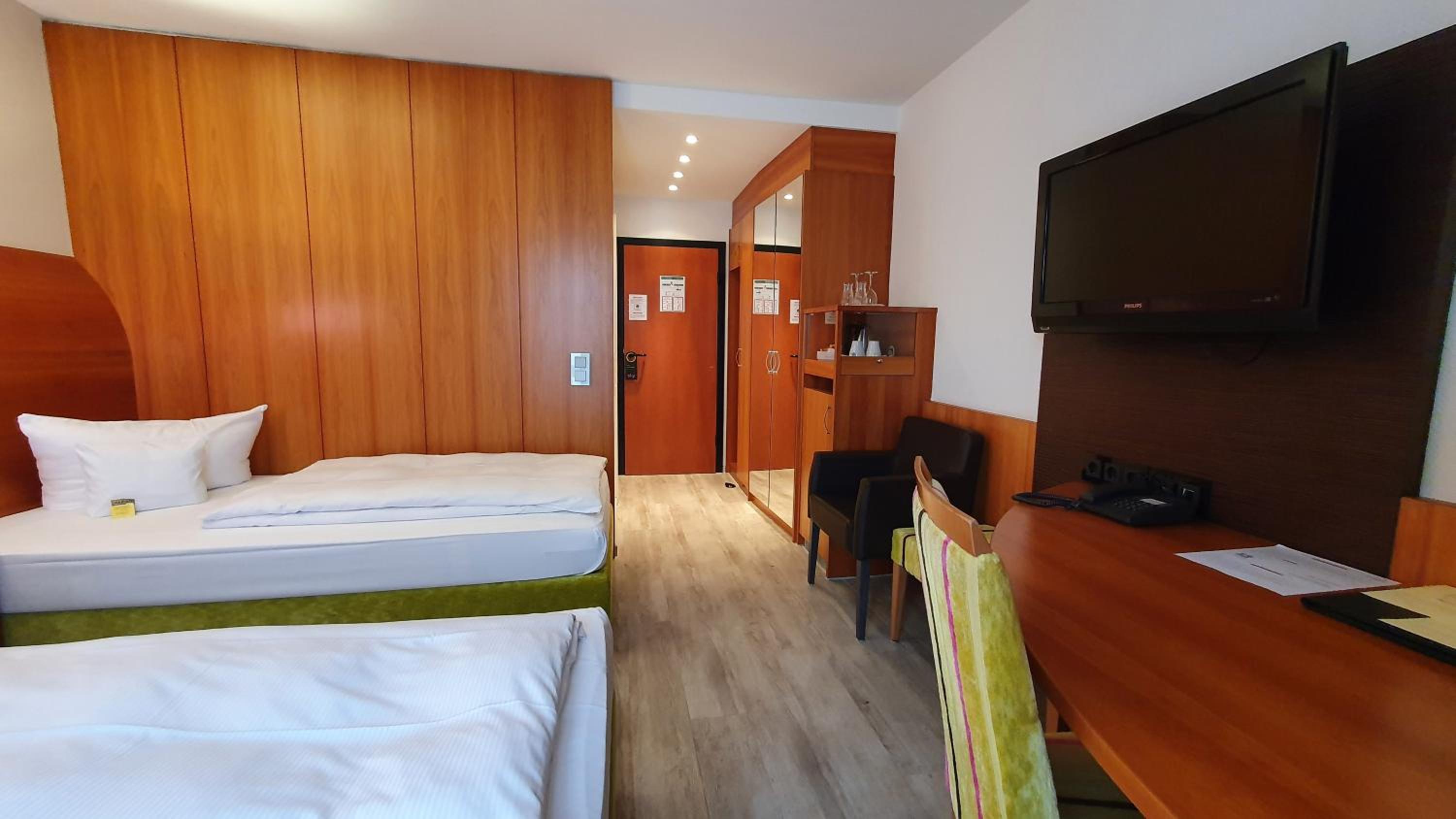 Standard Twin Room - Photo 4