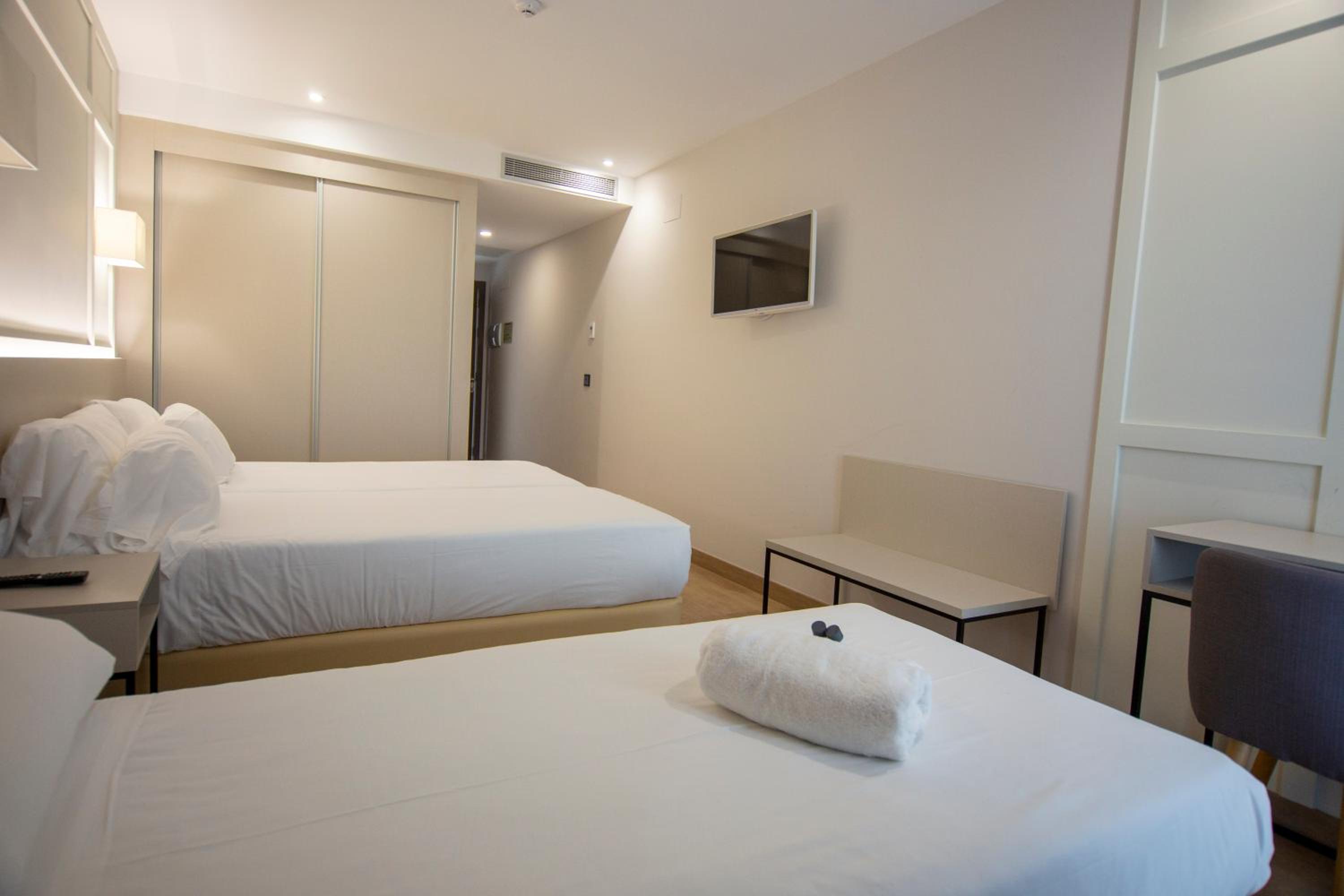 Double Room with Extra Bed (2 Adults + 1 Child) - Photo 3