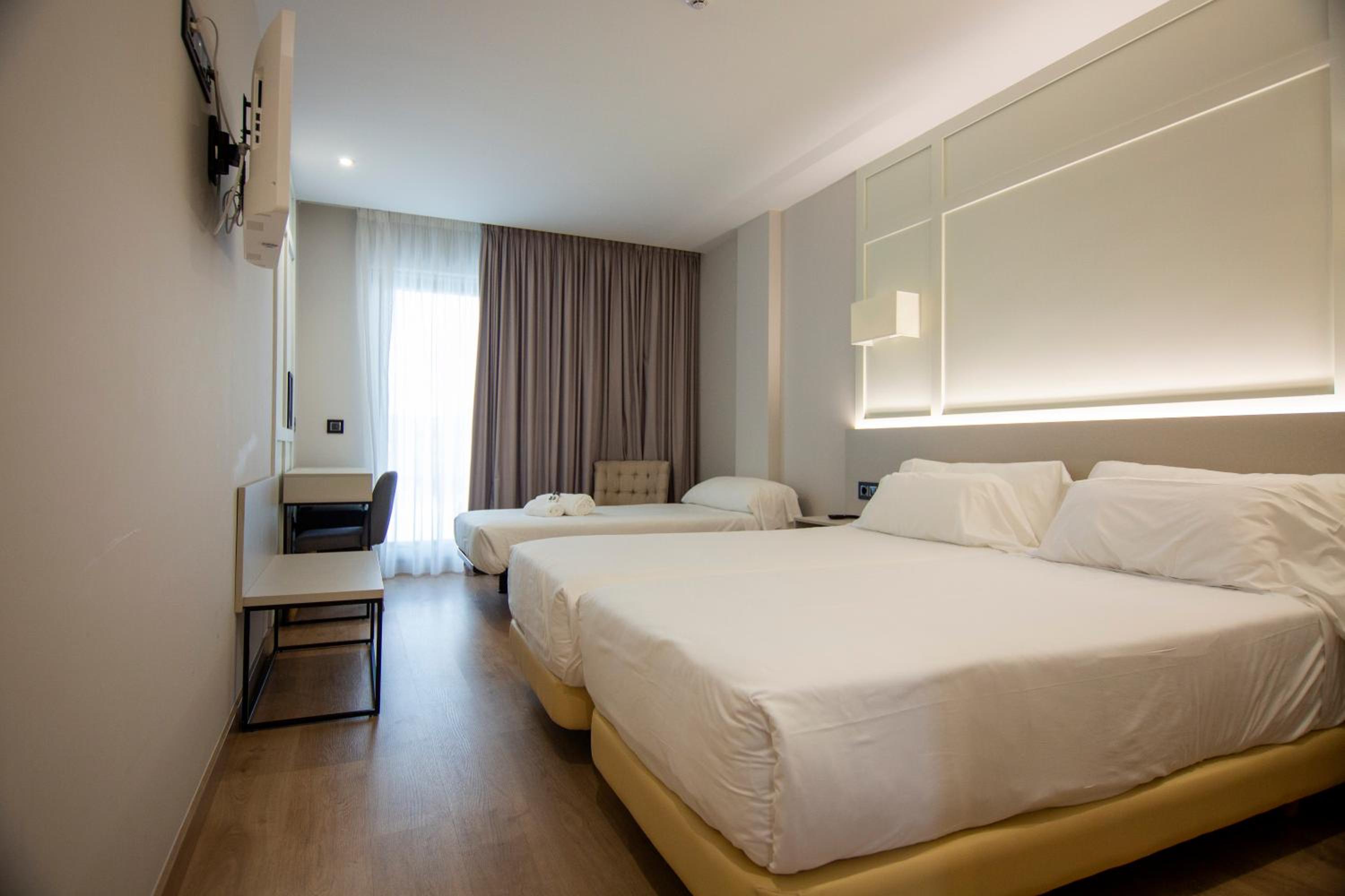 Double Room with Extra Bed (2 Adults + 1 Child) - Photo 2