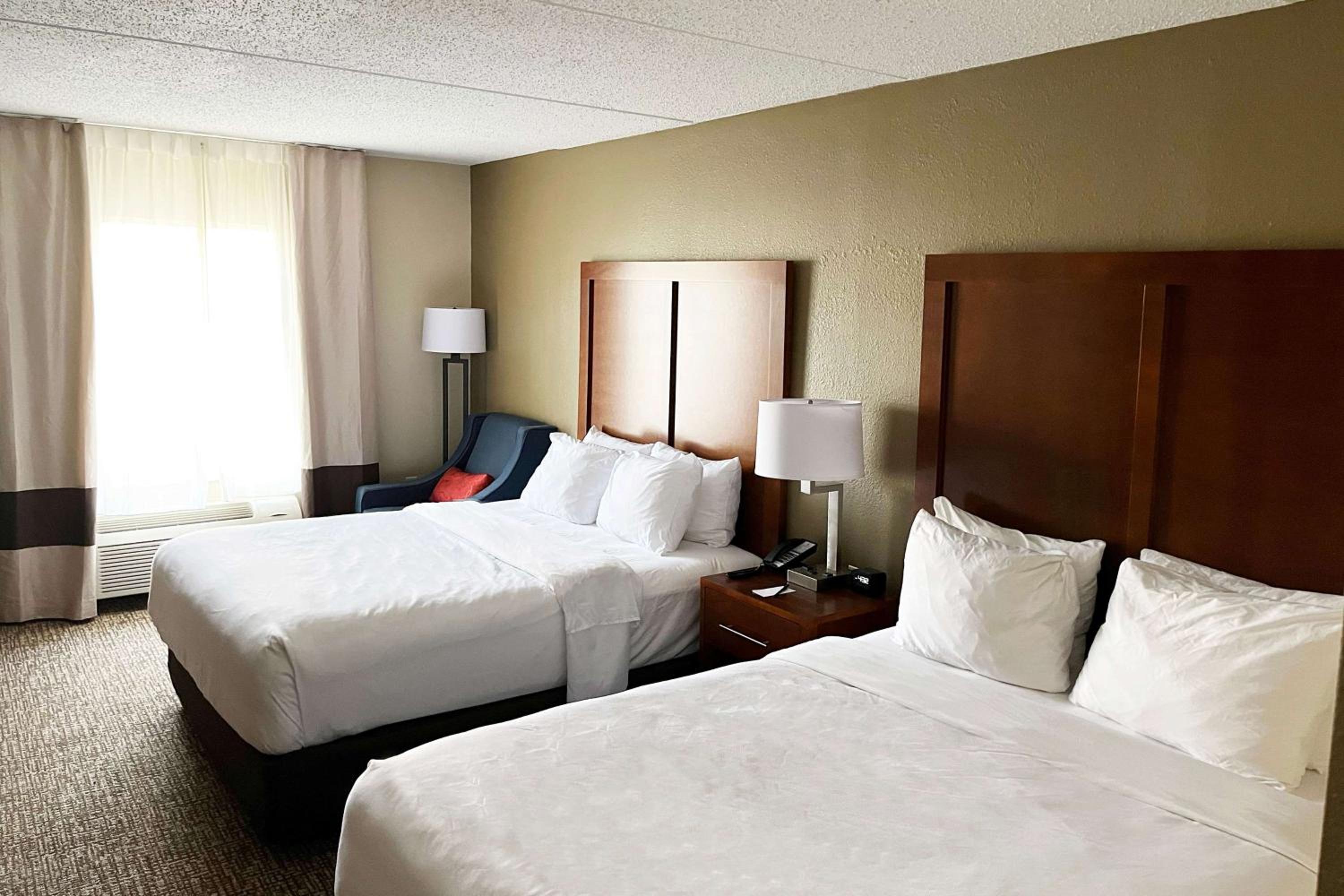 Queen Room with Two Queen Beds - Non-Smoking - Photo 1