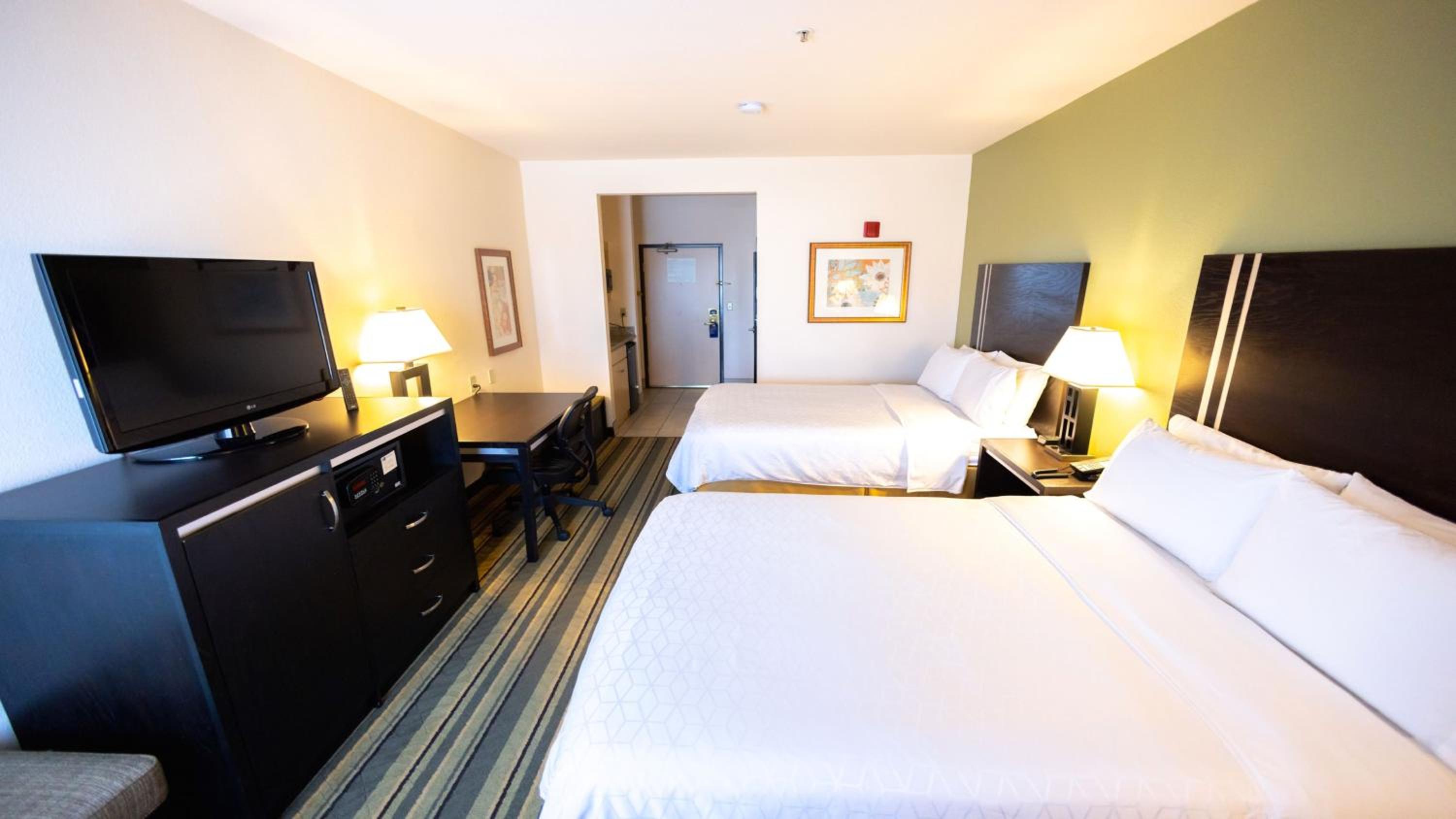 Standard Room with Two Queen Beds - Photo 12