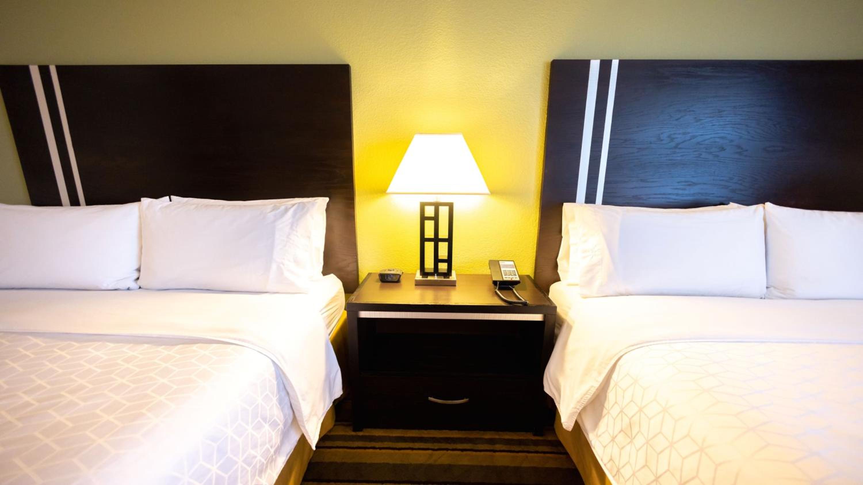 Standard Room with Two Queen Beds - Photo 3