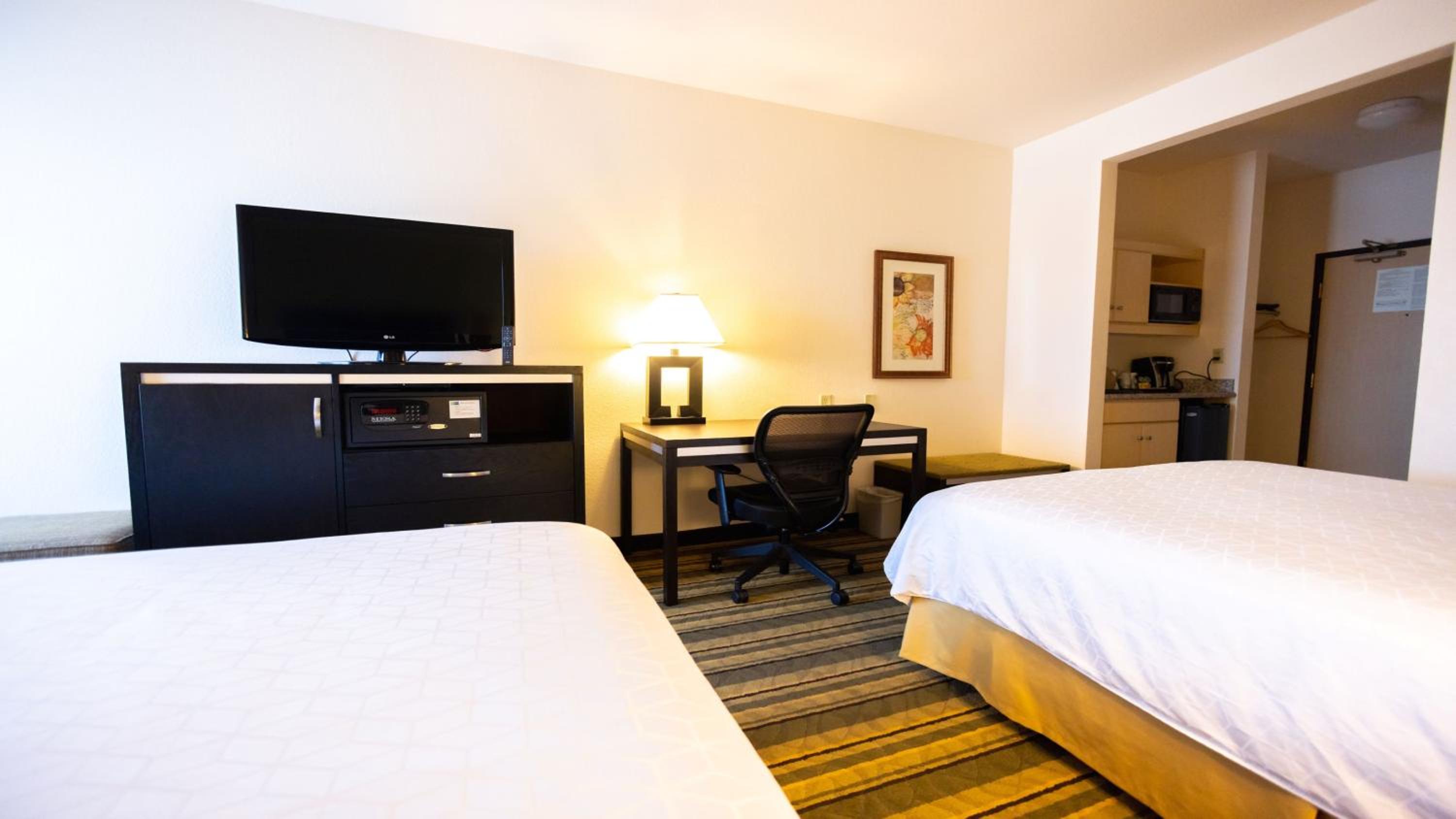 Standard Room with Two Queen Beds - Photo 14