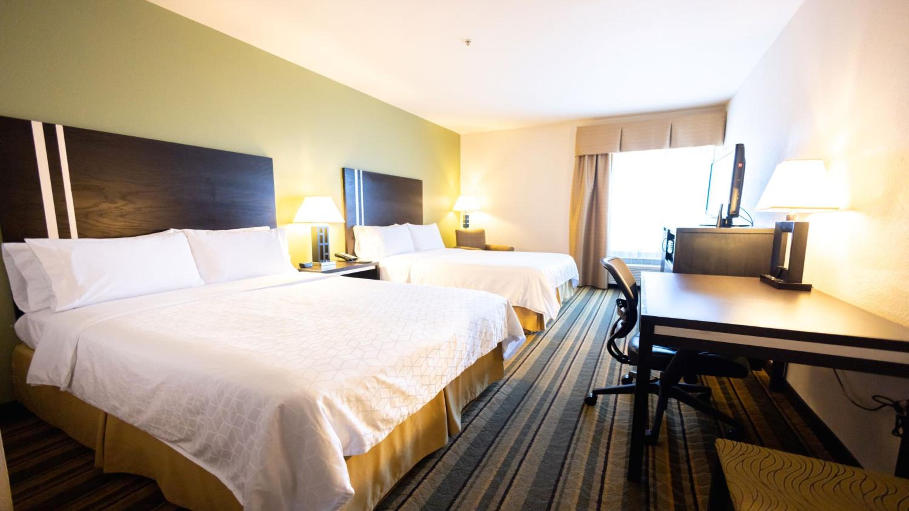 Standard Room with Two Queen Beds - Photo 15