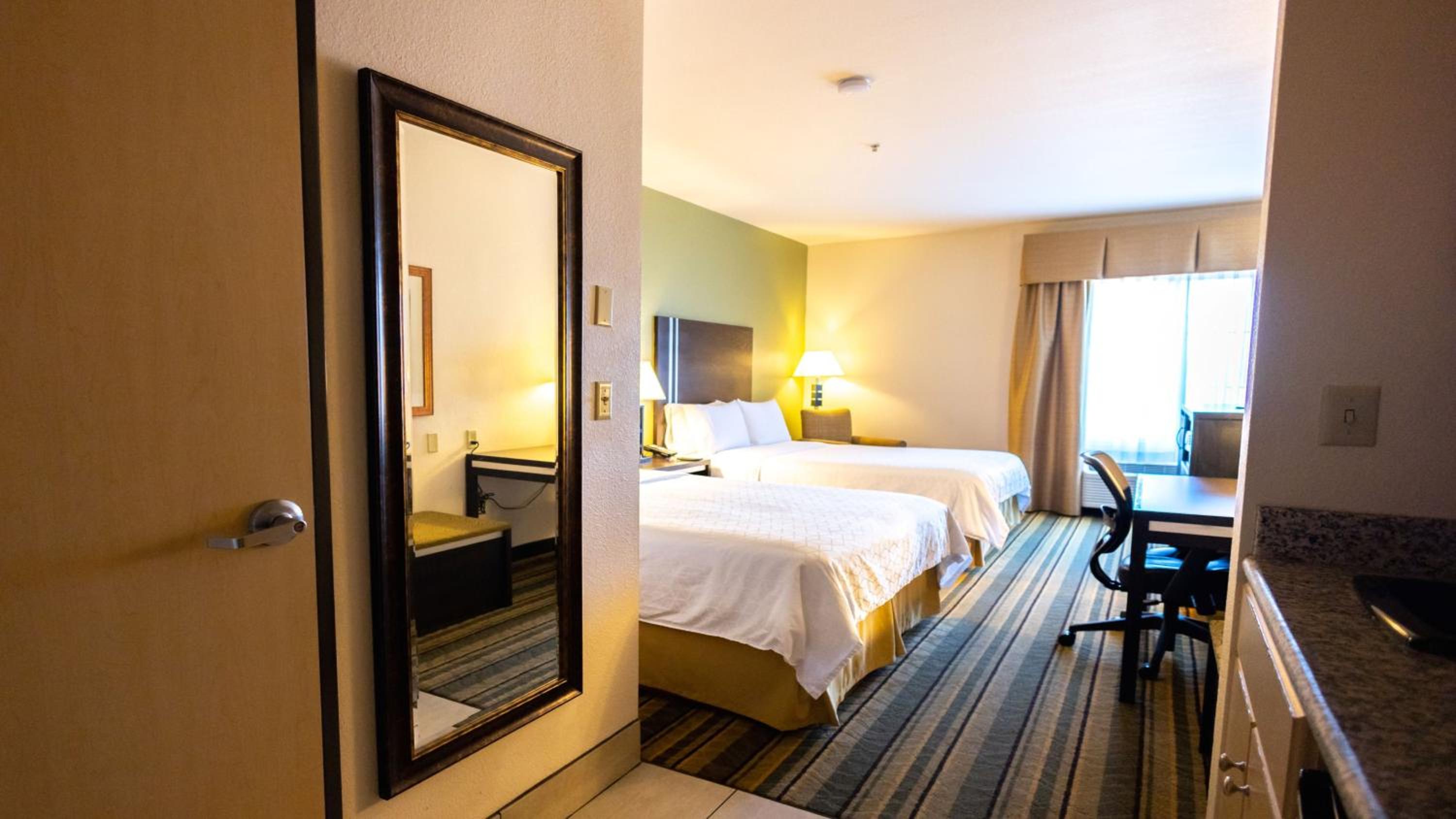 Standard Room with Two Queen Beds - Photo 11