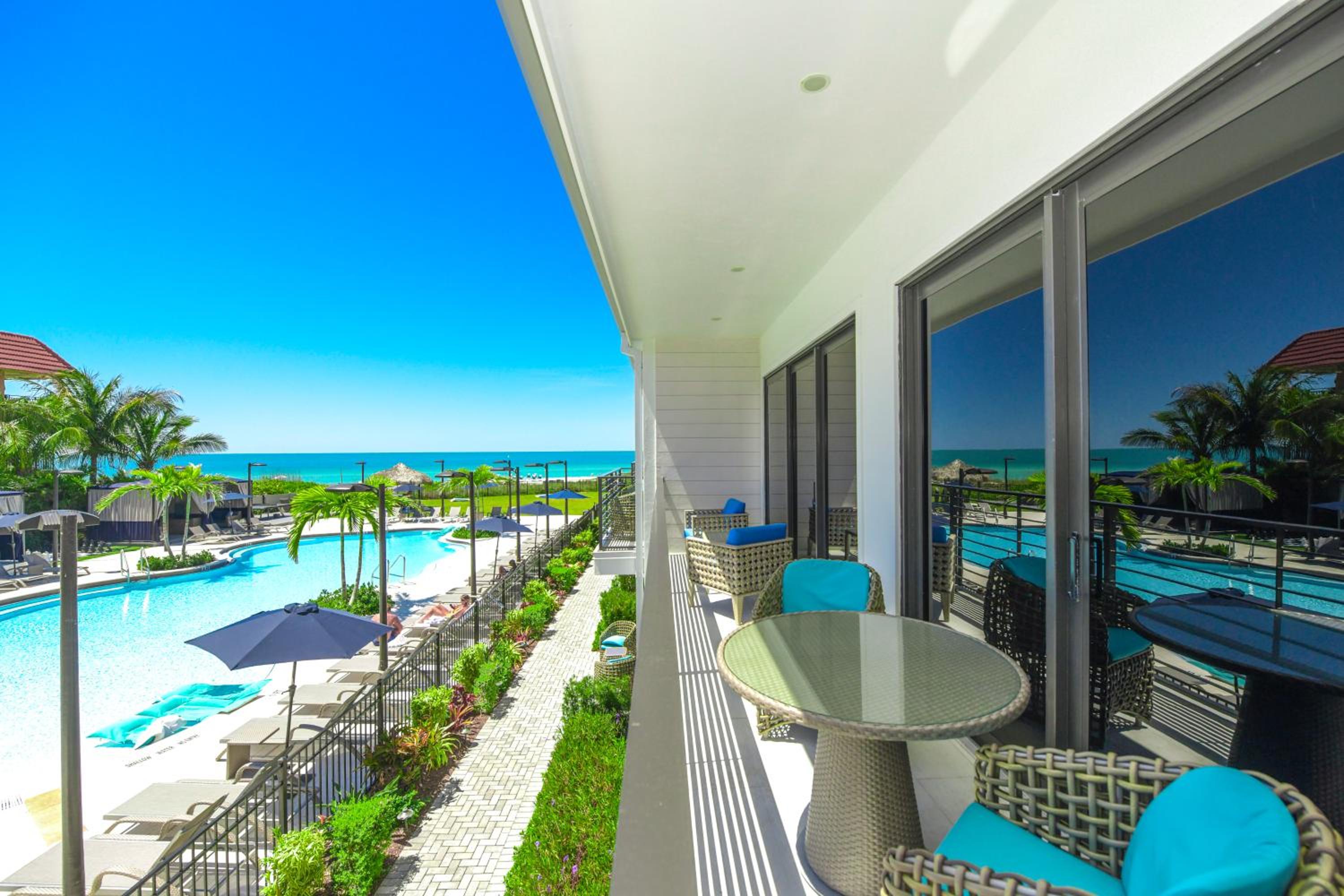 Junior Suite with Pool View - Photo 21