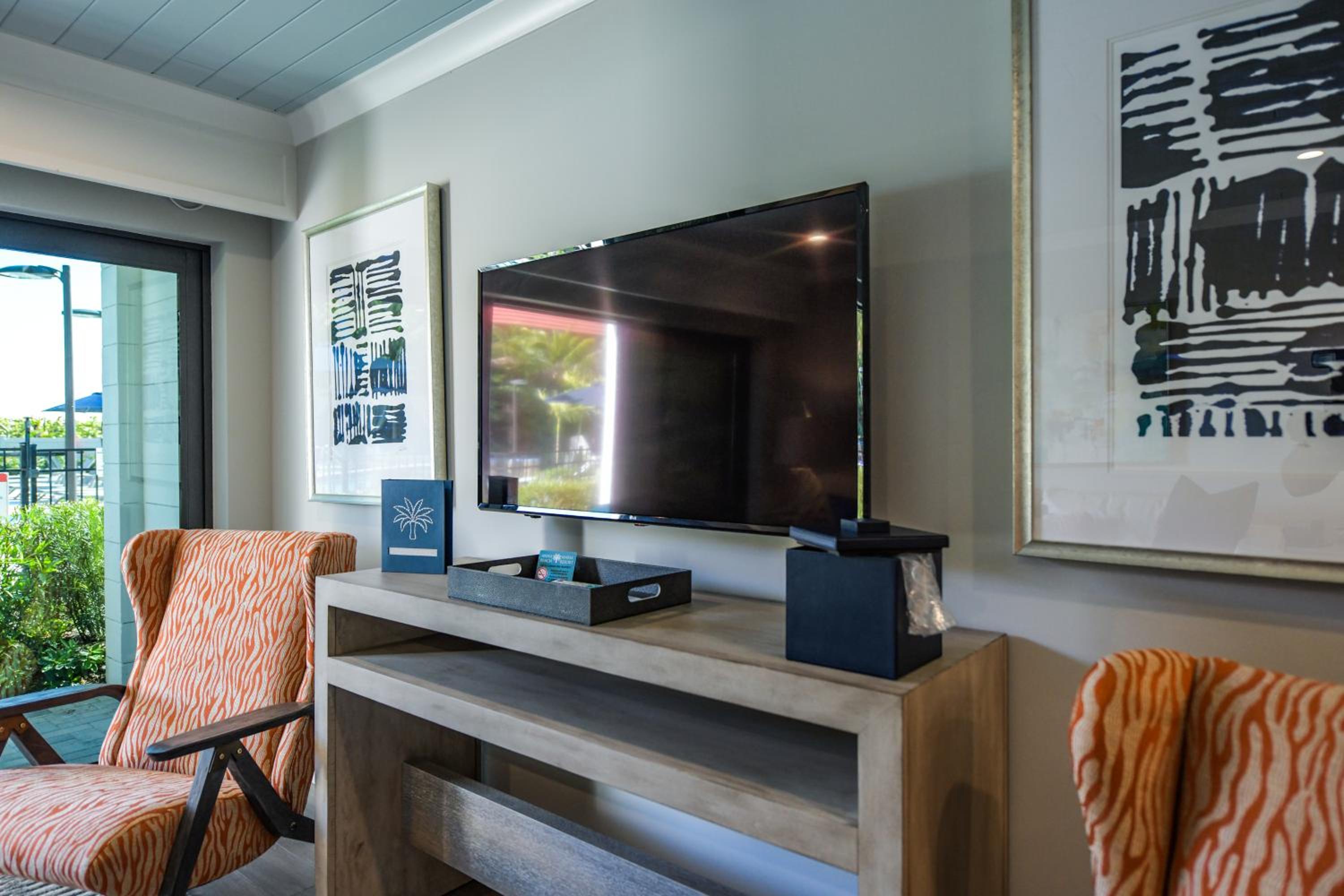 Junior Suite with Pool View - Photo 20