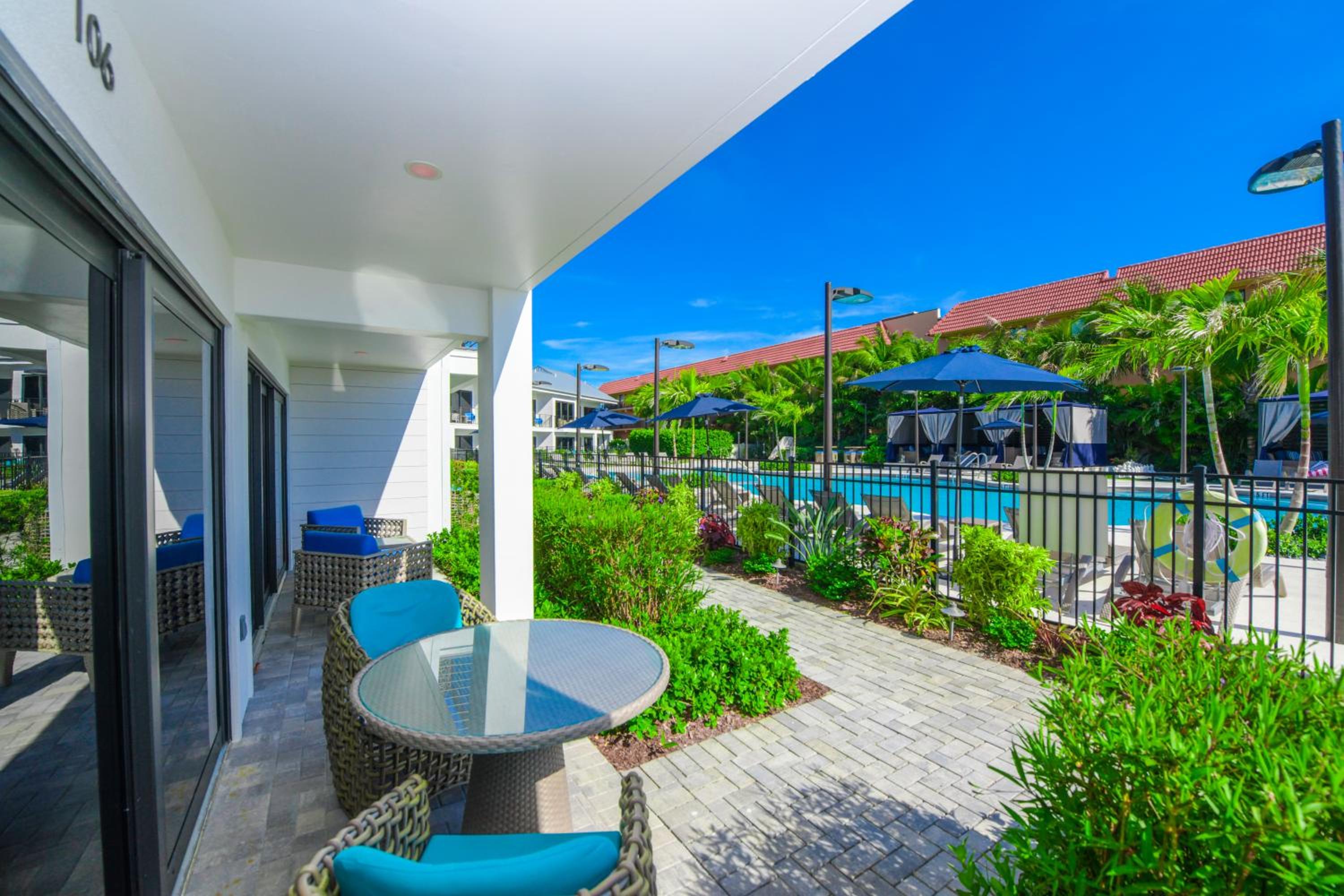 Junior Suite with Pool View - Photo 19