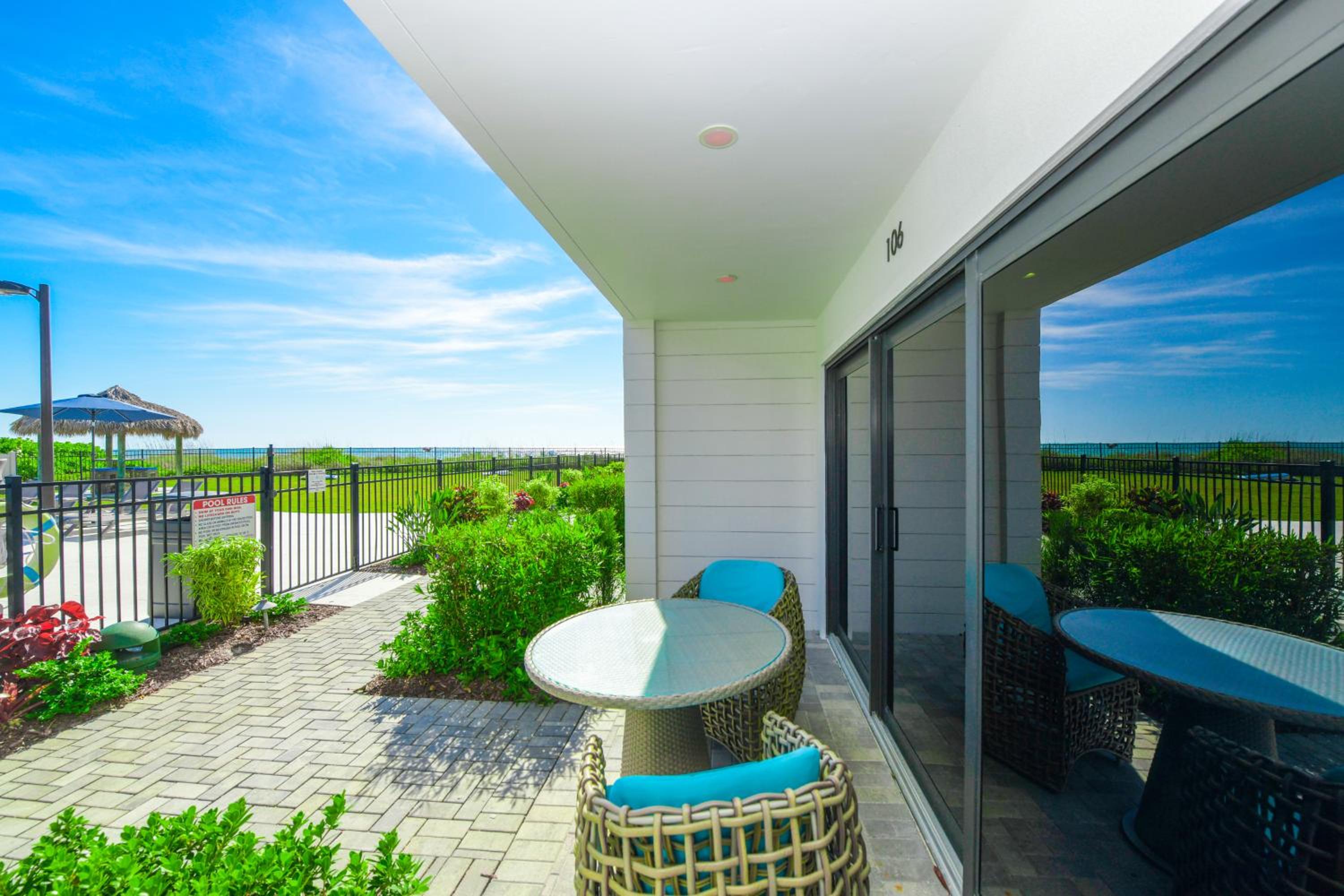 Junior Suite with Pool View - Photo 17