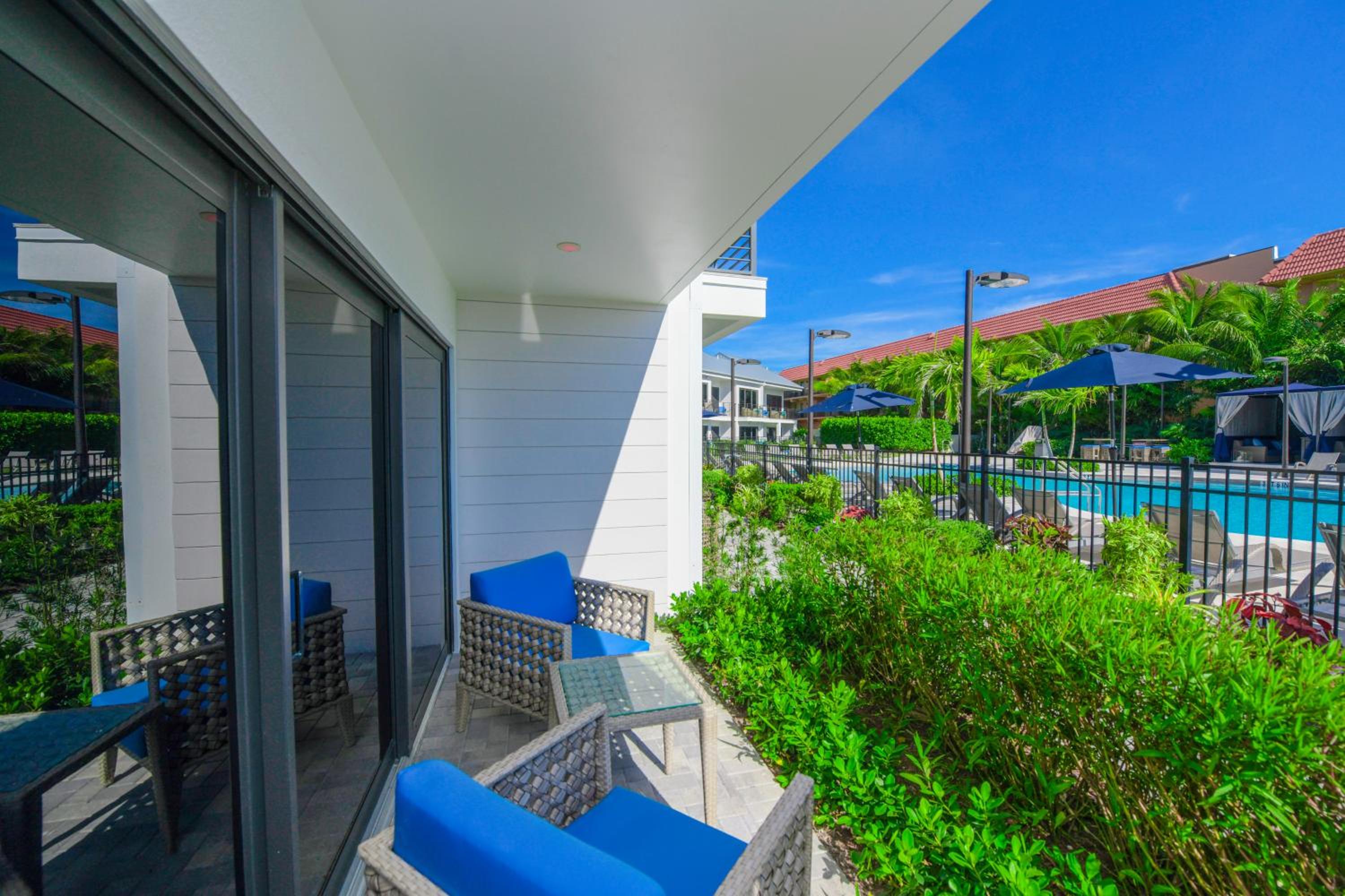 Junior Suite with Pool View - Photo 16