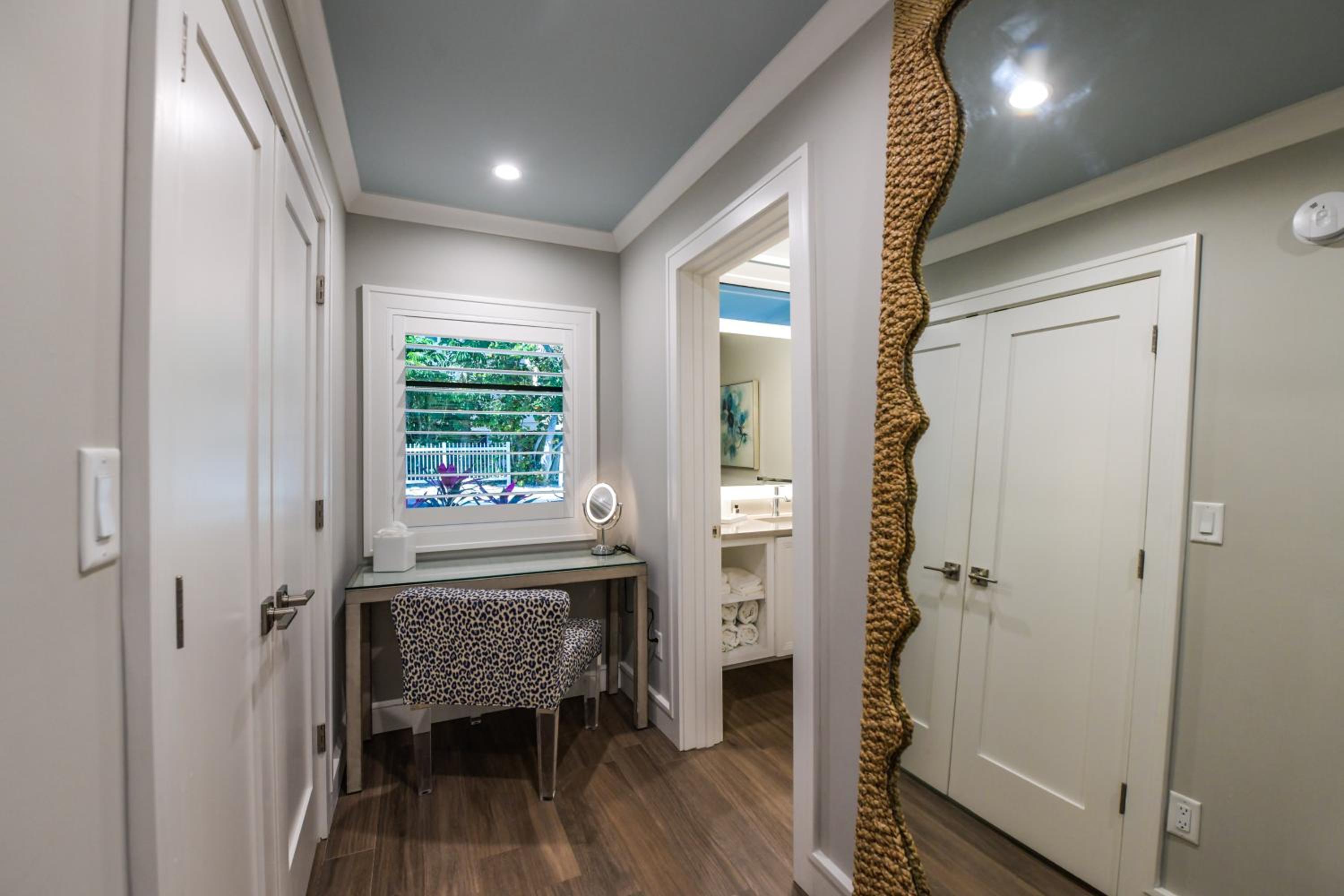 Junior Suite with Pool View - Photo 14