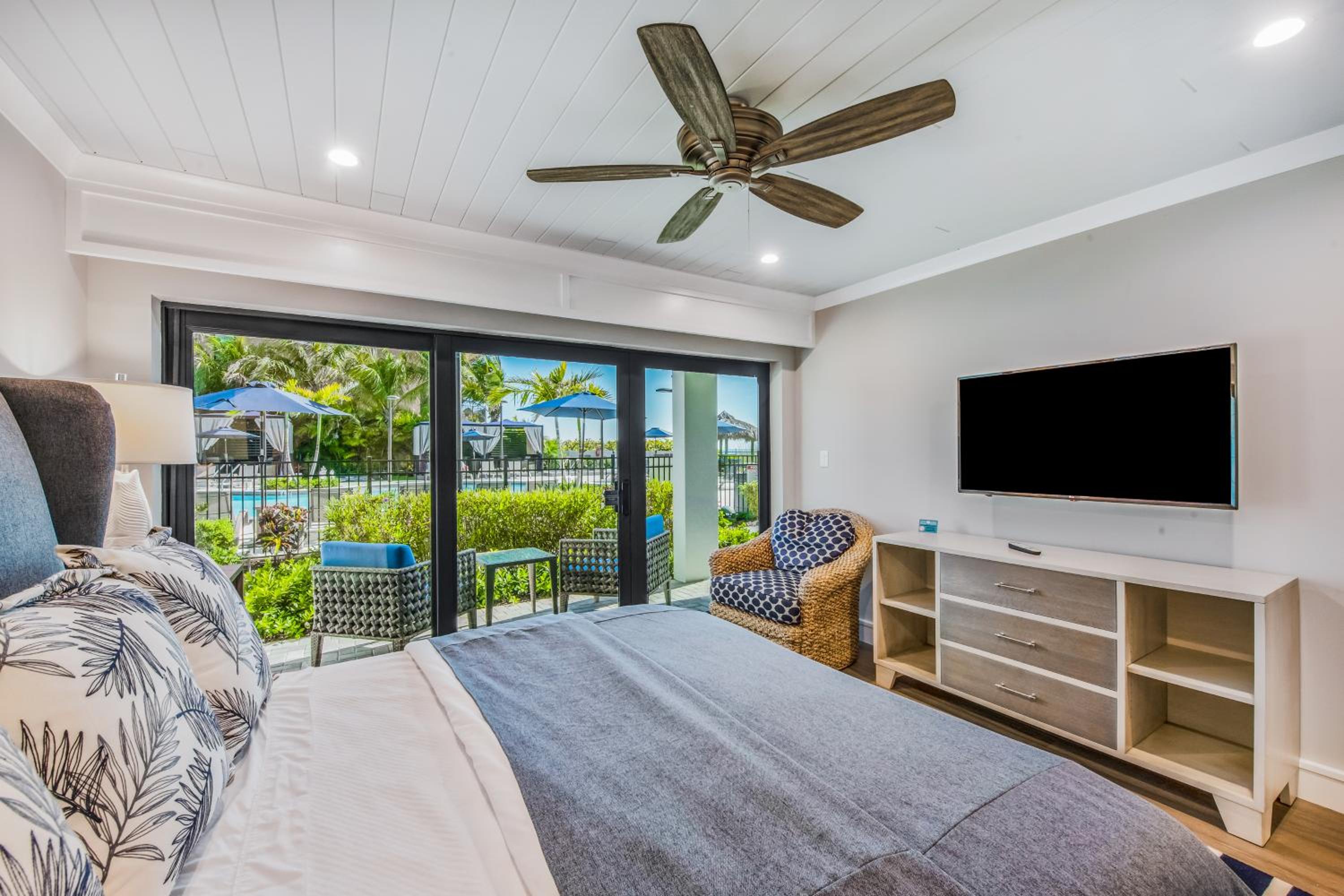Junior Suite with Pool View - Photo 12