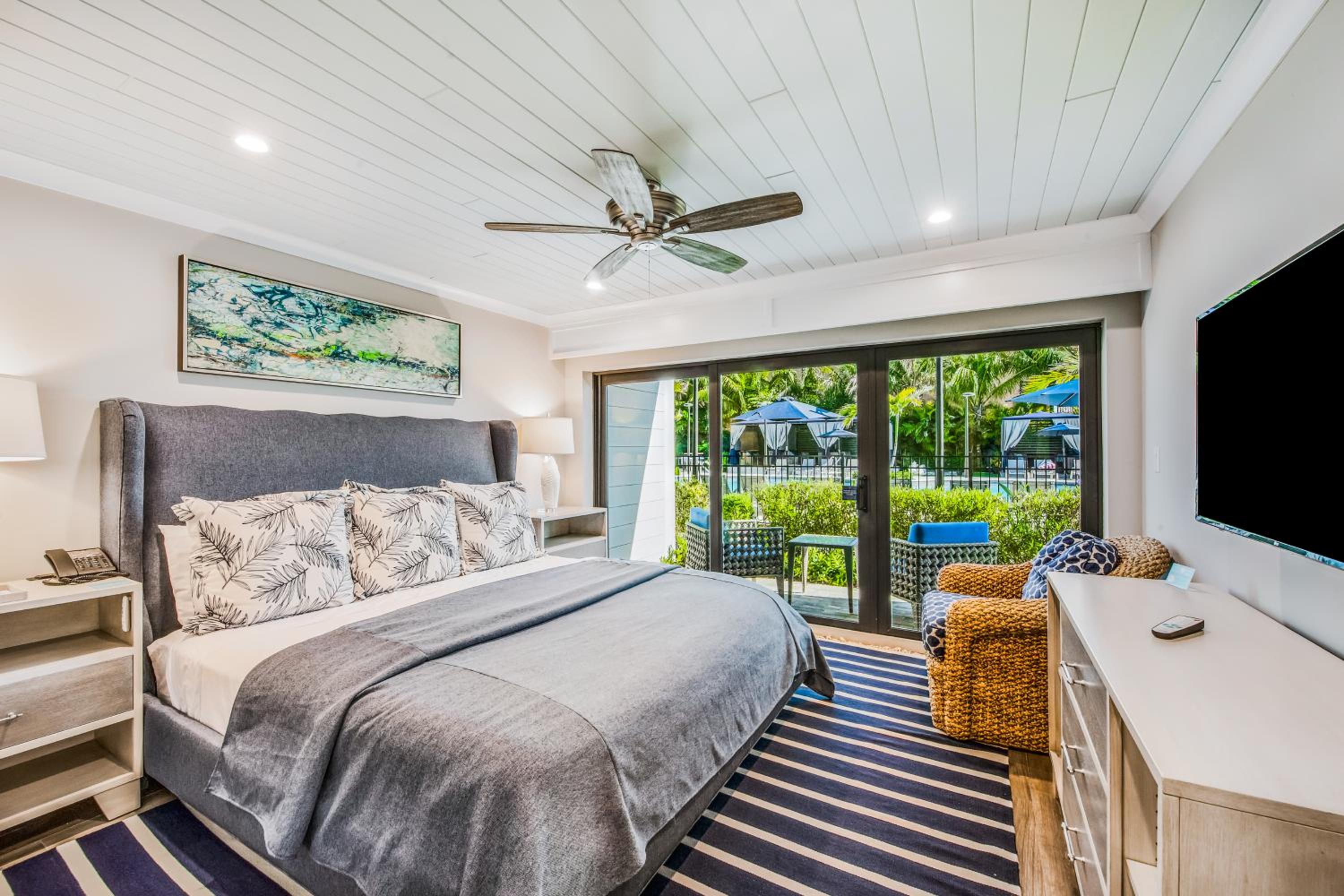 Junior Suite with Pool View - Photo 11