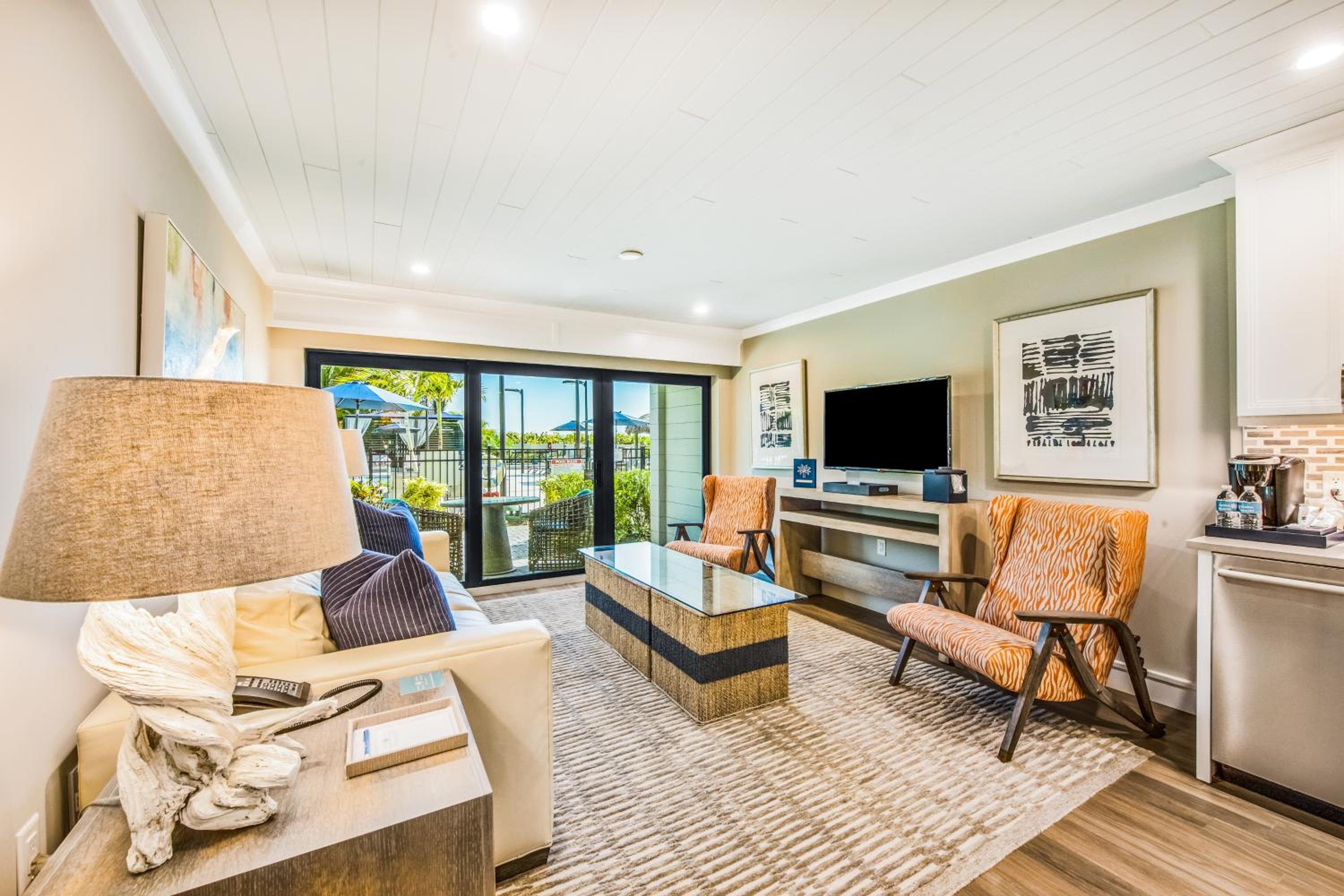Junior Suite with Pool View - Photo 9