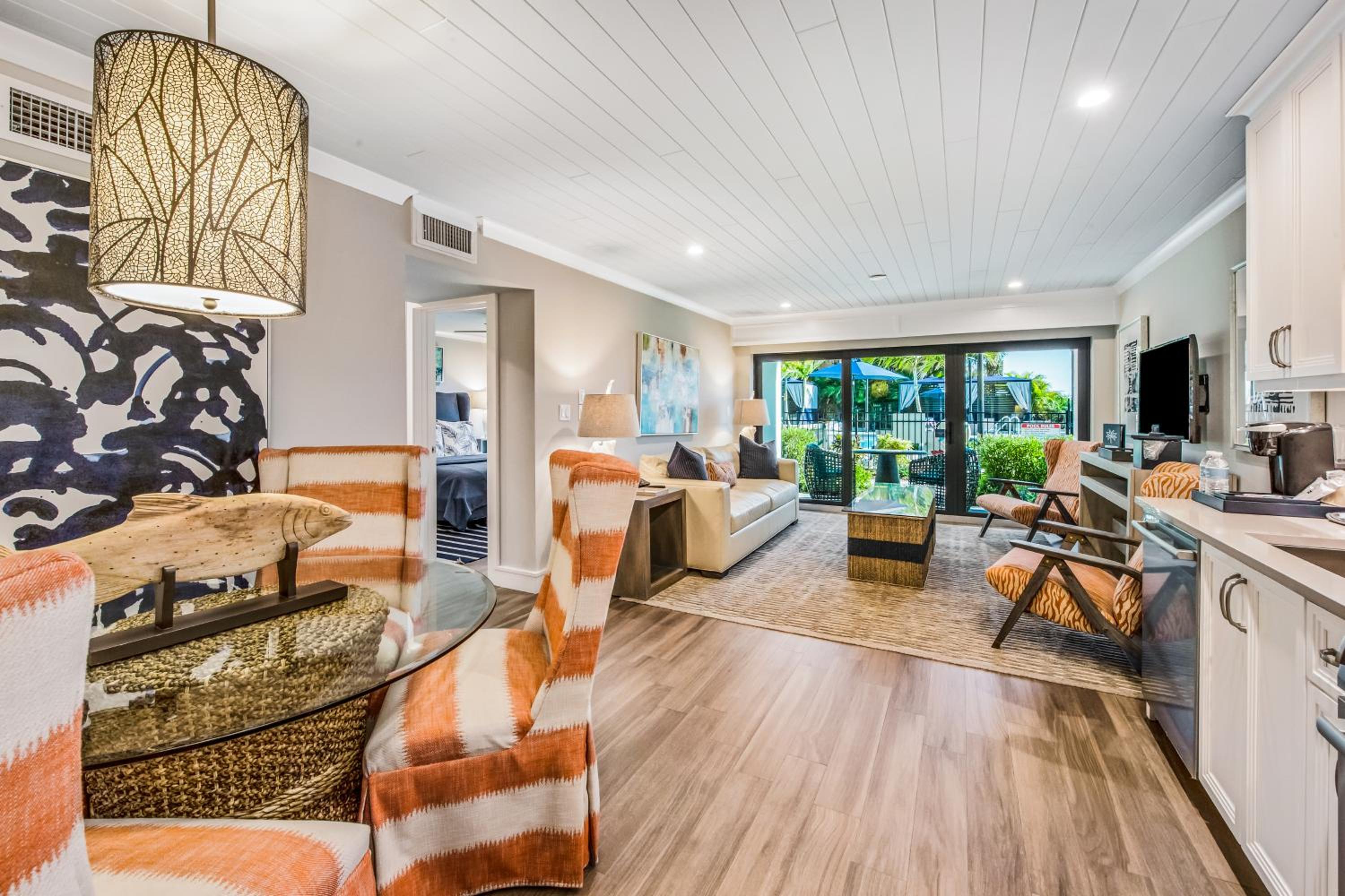 Junior Suite with Pool View - Photo 8