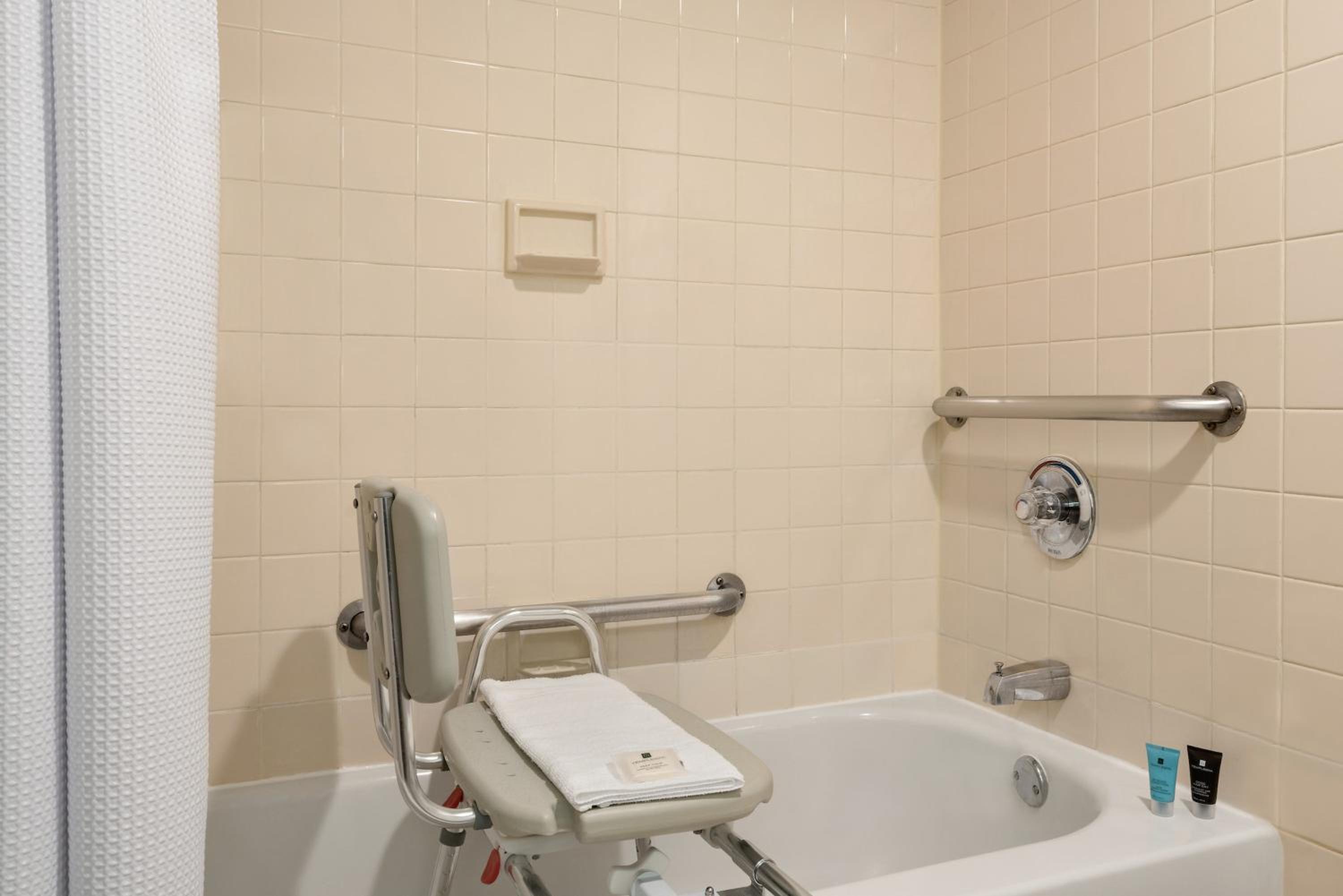 King Room - Mobility Access Tub - Non-Smoking - Photo 4