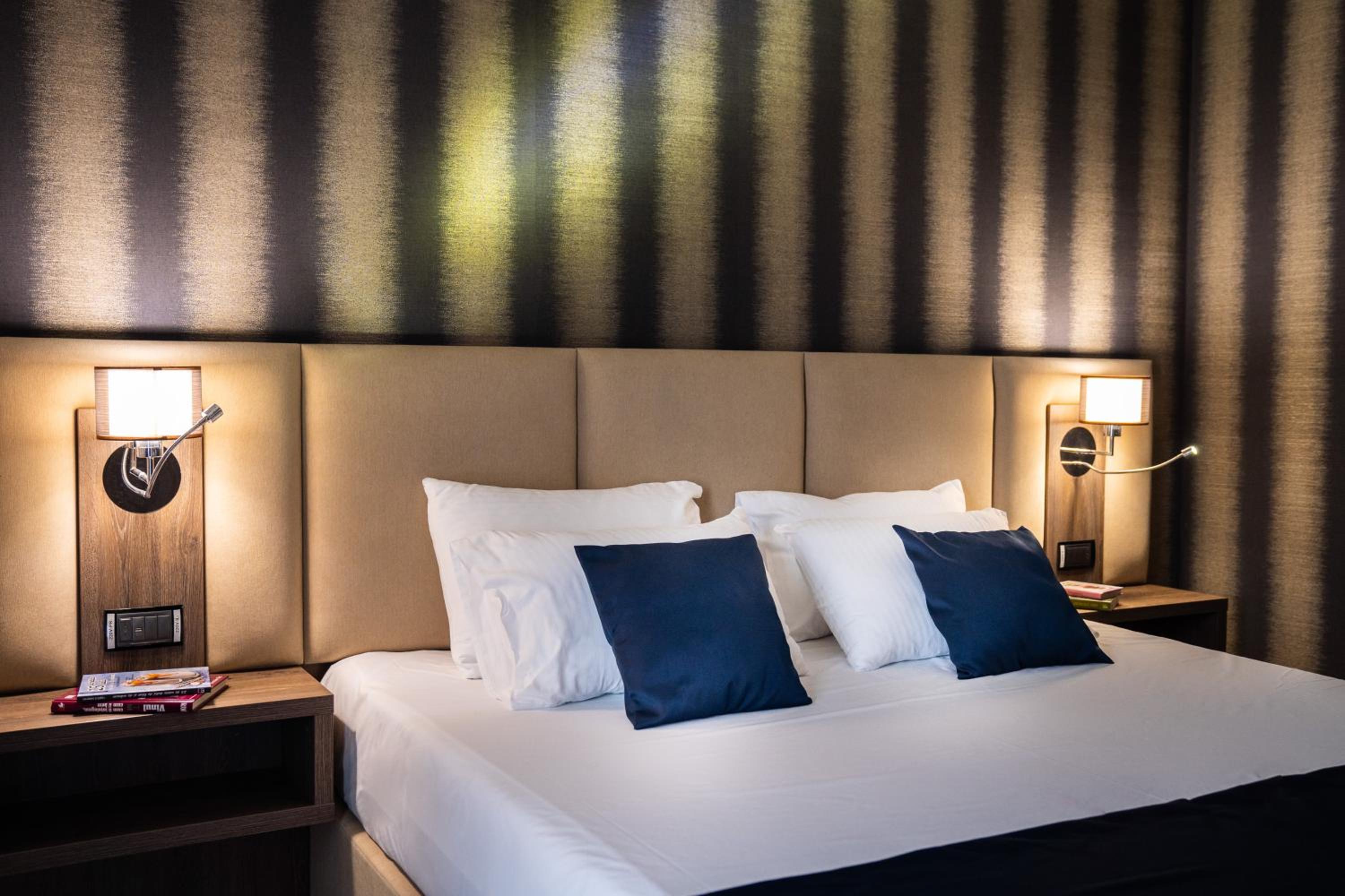 Deluxe Double Room with Balcony - Photo 3