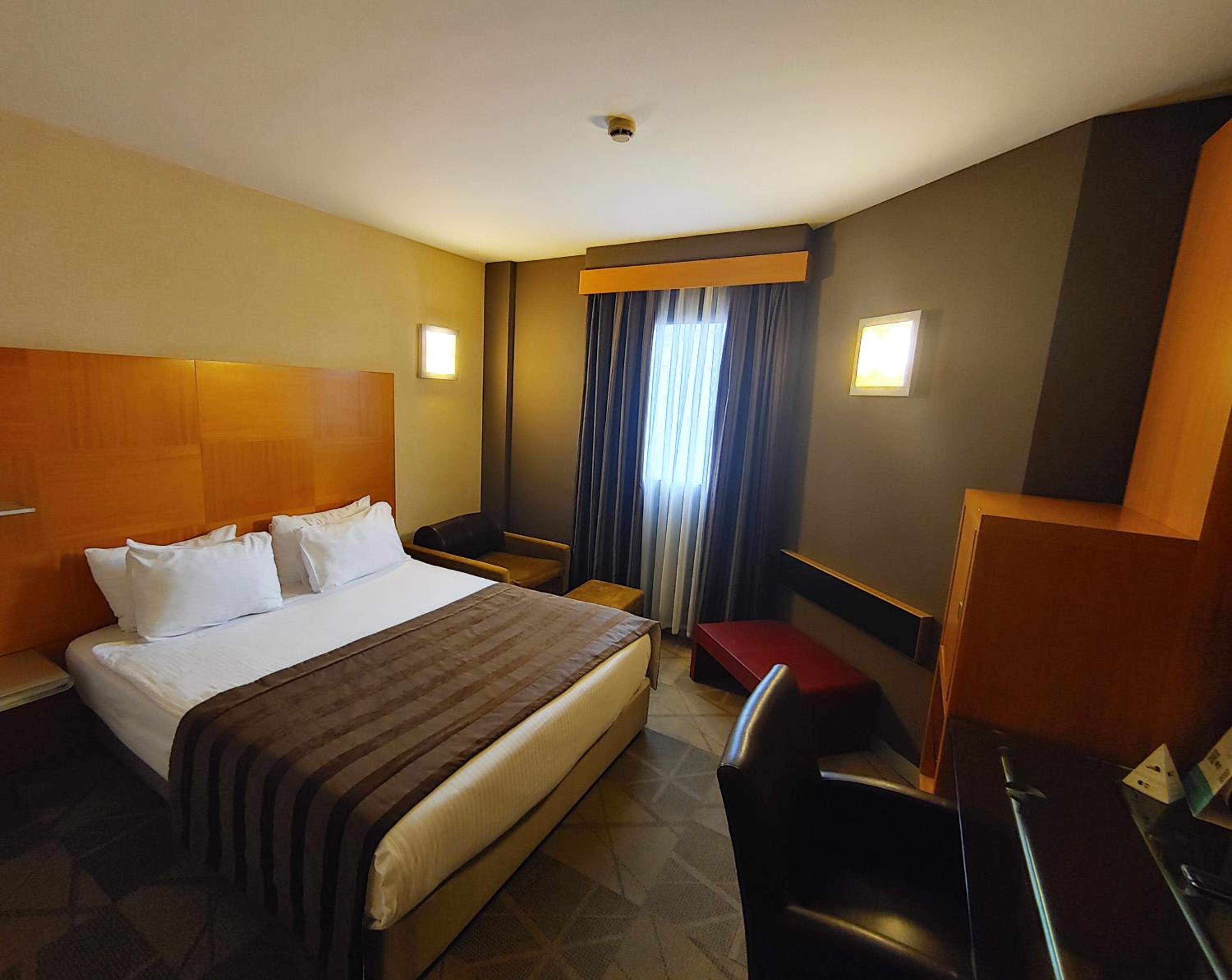 Deluxe Double or Twin Room thumbnail 5