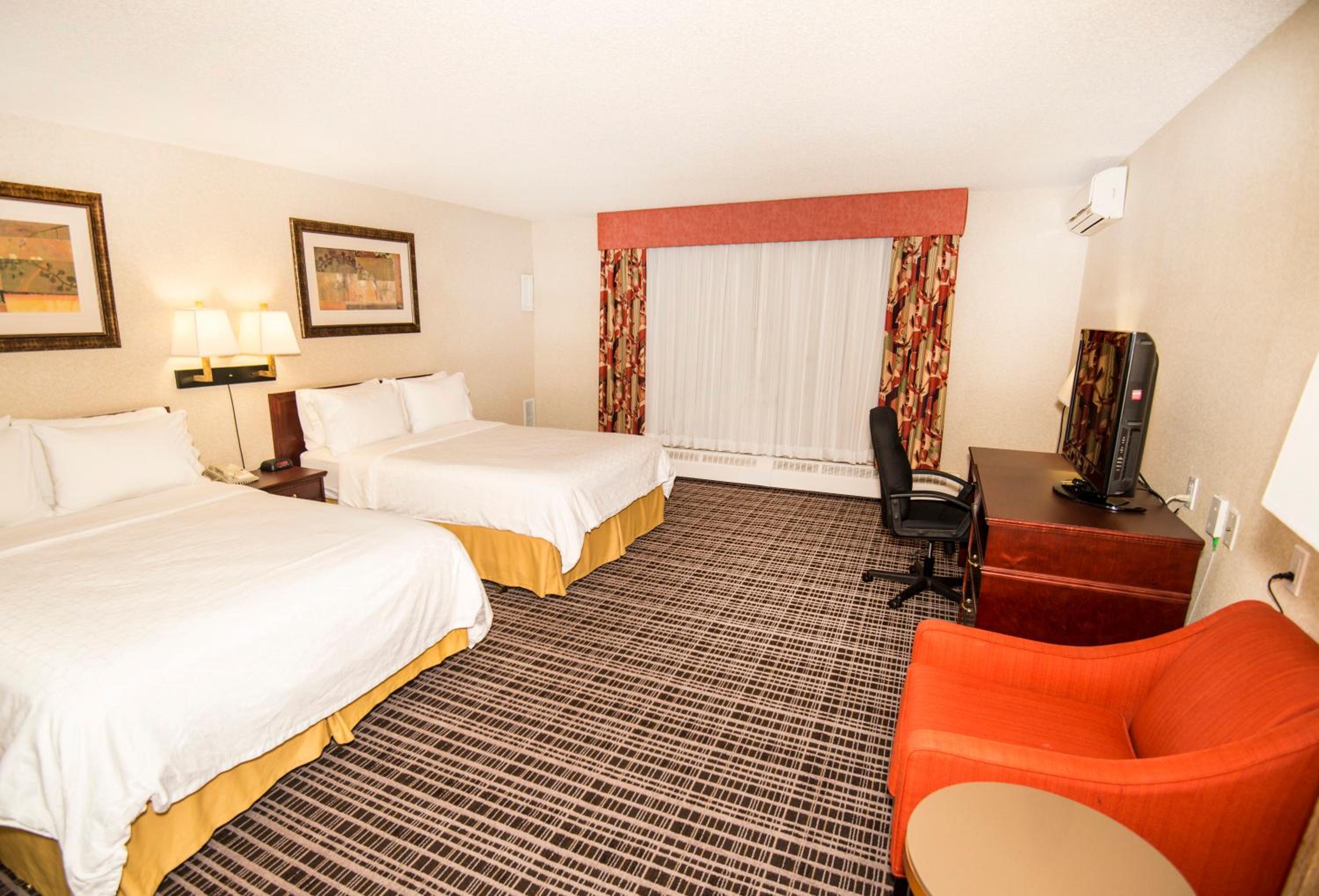 Standard Queen Room with Two Queen Beds - Photo 3
