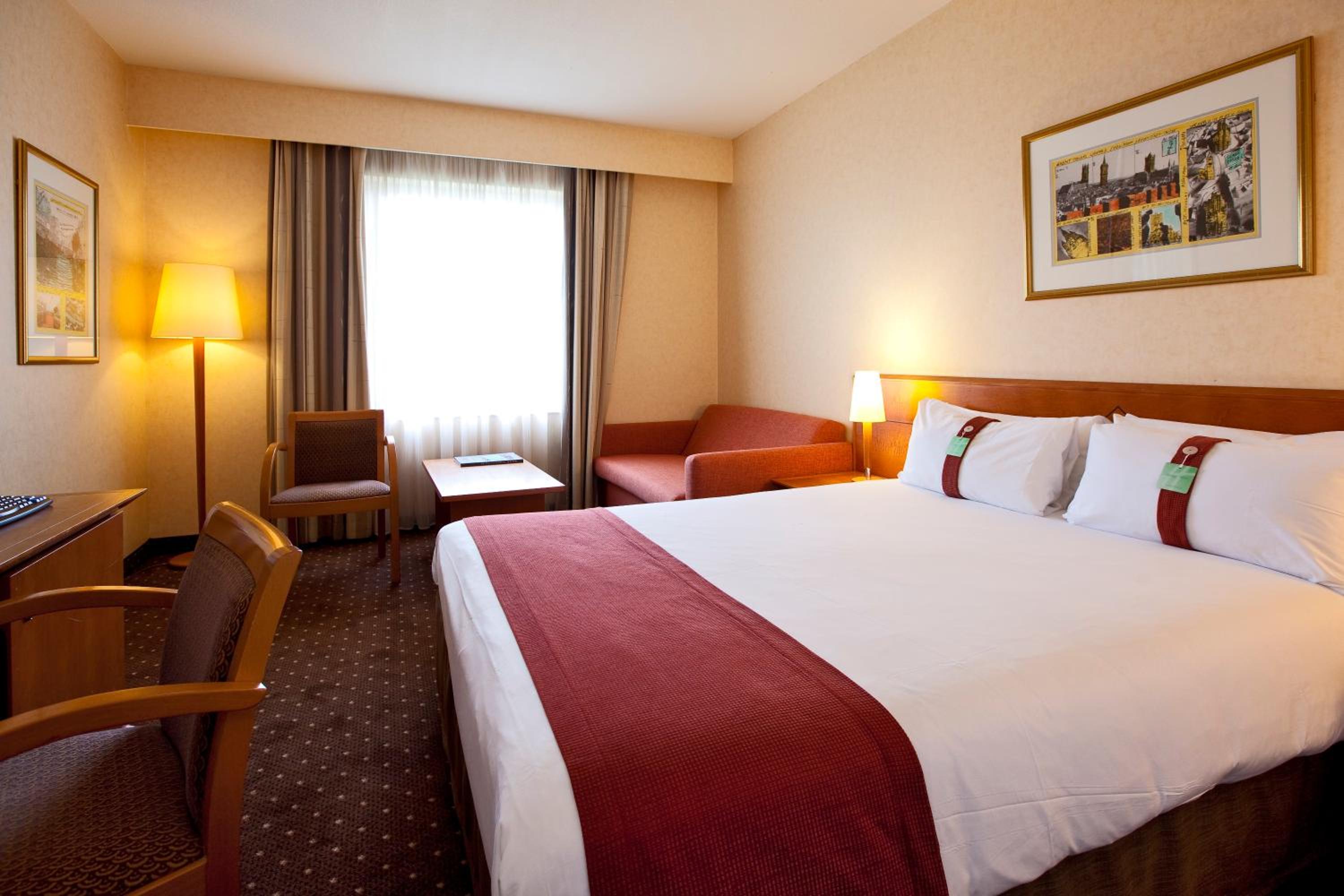 Standard Double Room with Sofa Bed thumbnail 5