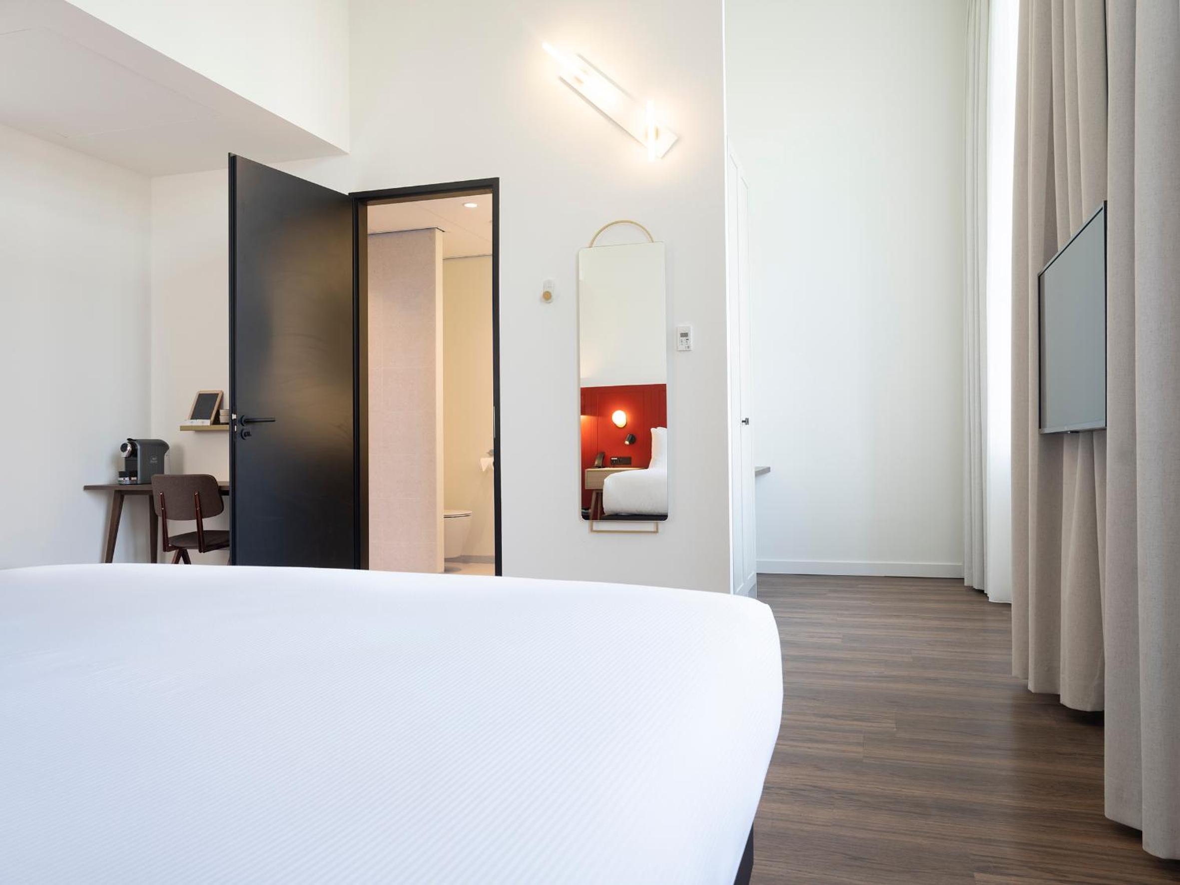 Deluxe King Room - Photo 2