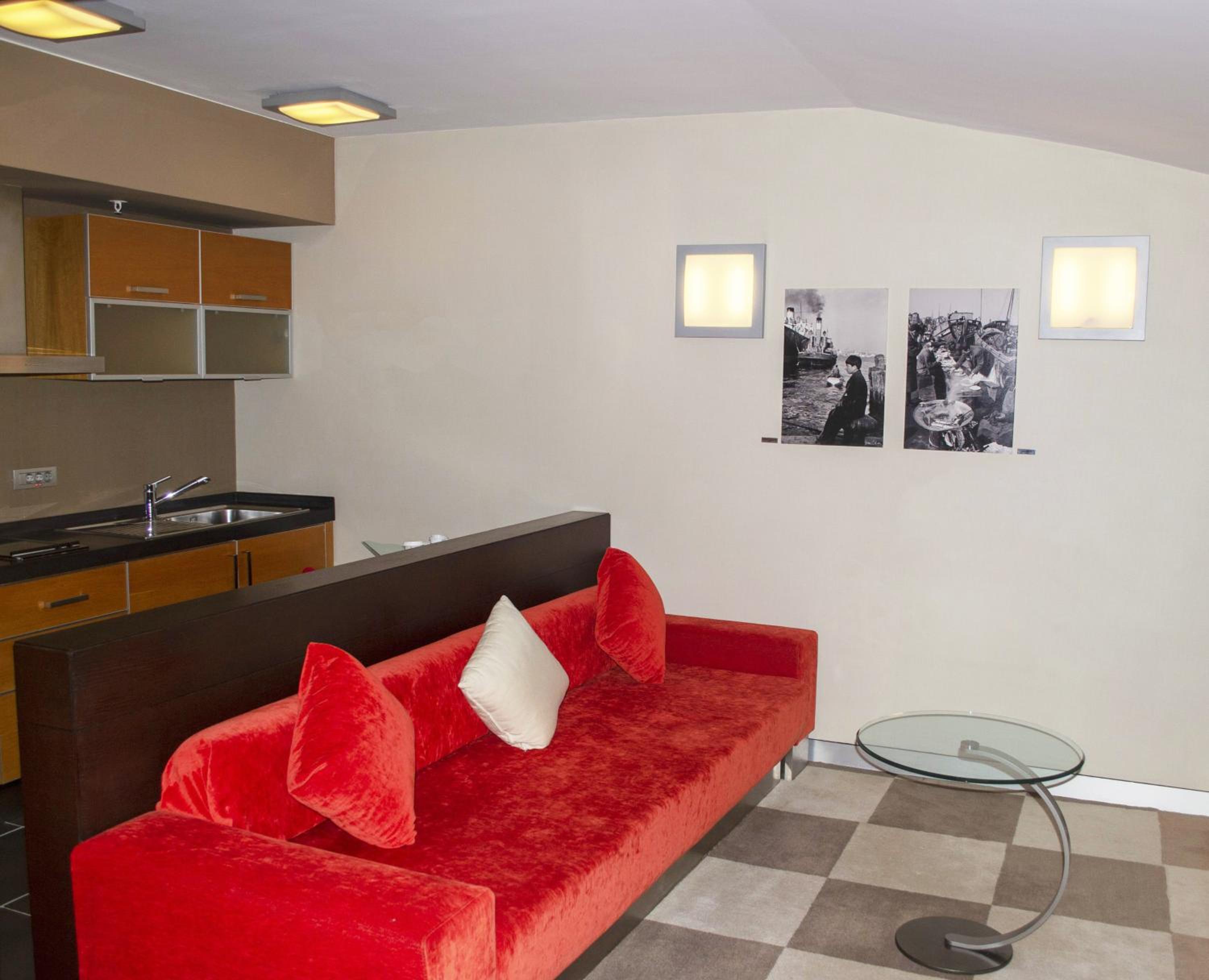 Adjoining Deluxe Family Room thumbnail 5