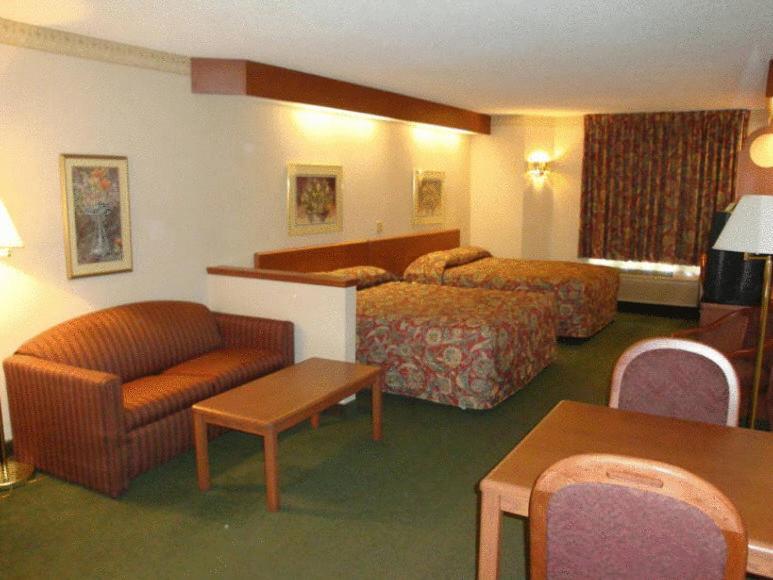 Queen Suite with Two Queen Beds - Photo 4