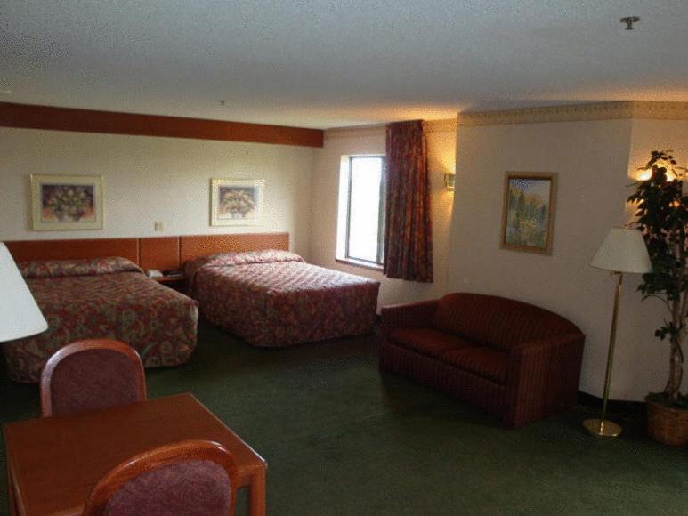 Queen Suite with Two Queen Beds - Photo 5