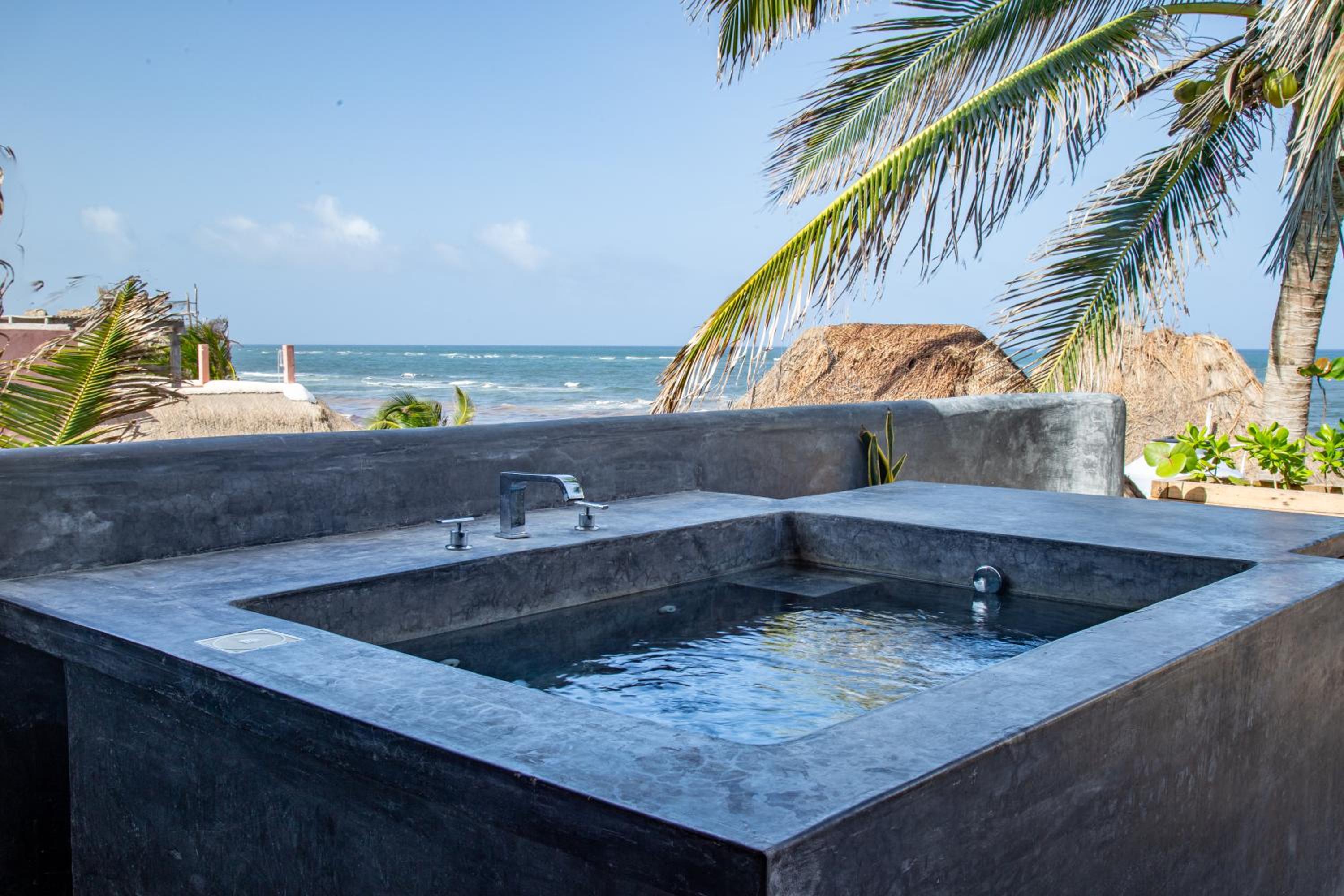 Deluxe Ocean View king size bed with plunge pool and terrace - Photo 3