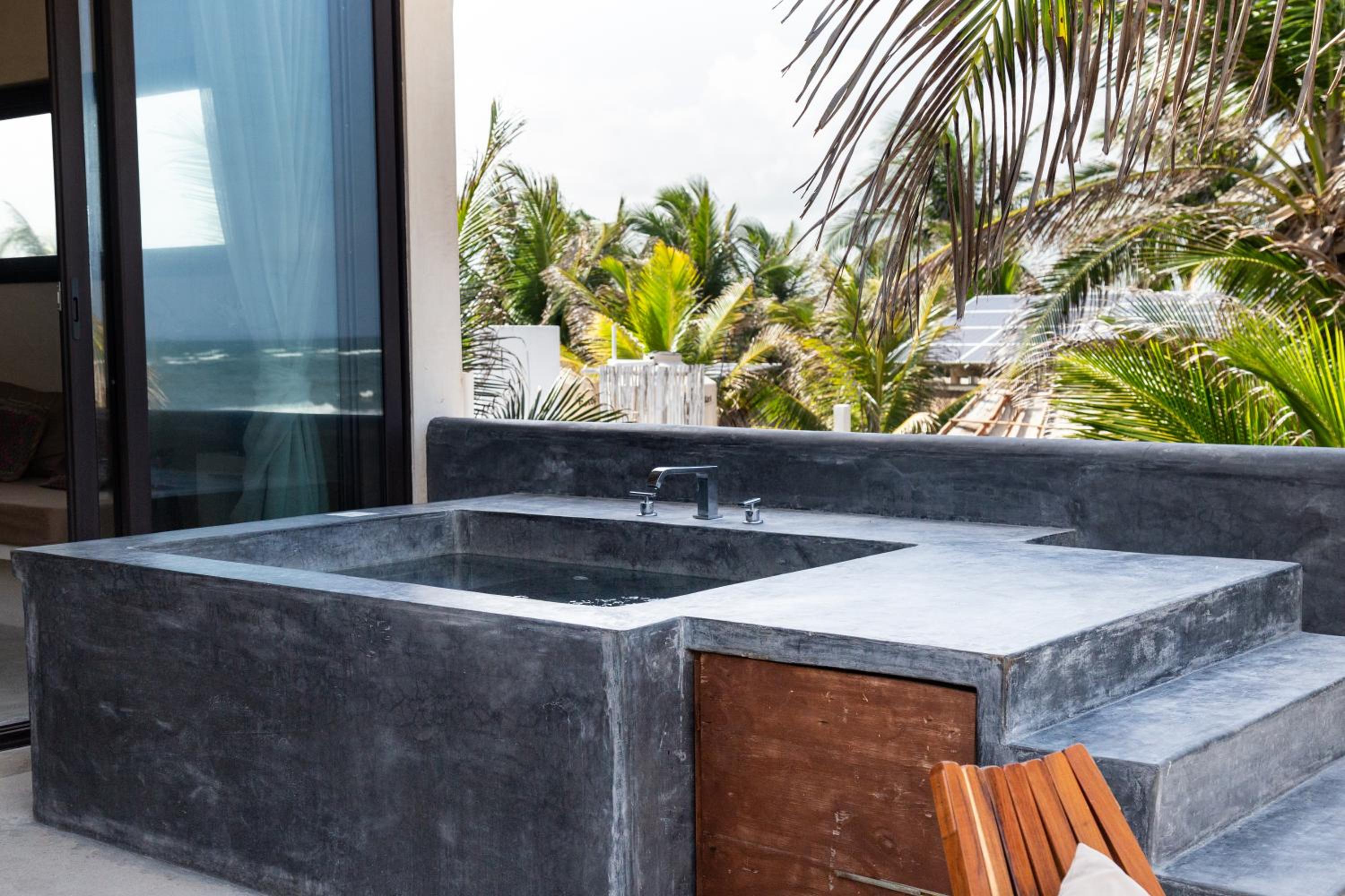 Deluxe Ocean View king size bed with plunge pool and terrace - Photo 11